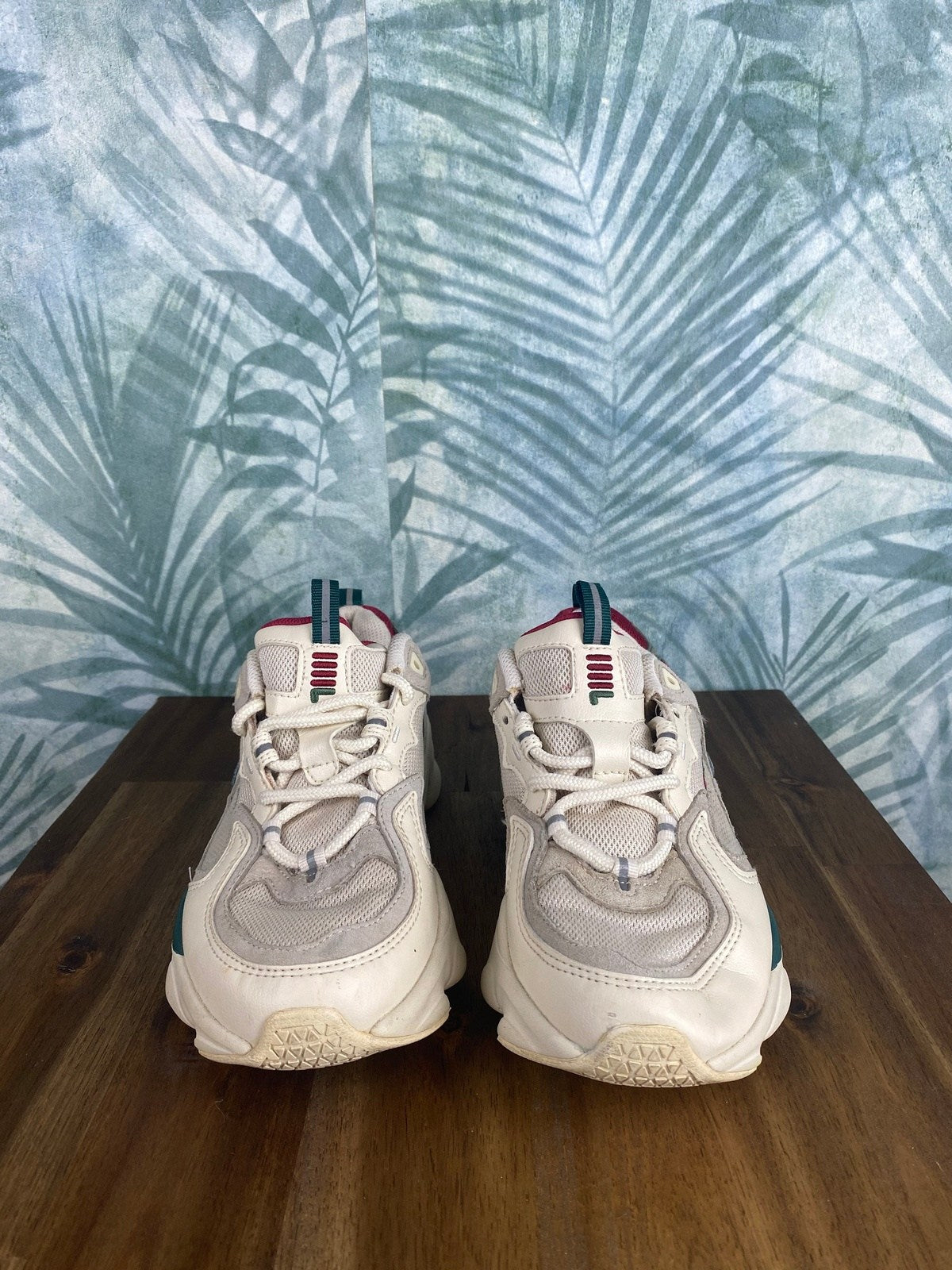 Fila Sneaker Weiß/Grün/Rot Gr. 37,5 - Stylische und Bequeme Sneaker Vintage Klamotten, Secondhand Klamotten, Retro Mode, Nachhaltige Mode, Einzigartige Stücke, Zeitlose Mode, Umweltfreundliche Kleidung, Stilvolle Secondhand Mode, Hochwertige Vintage Kleidung