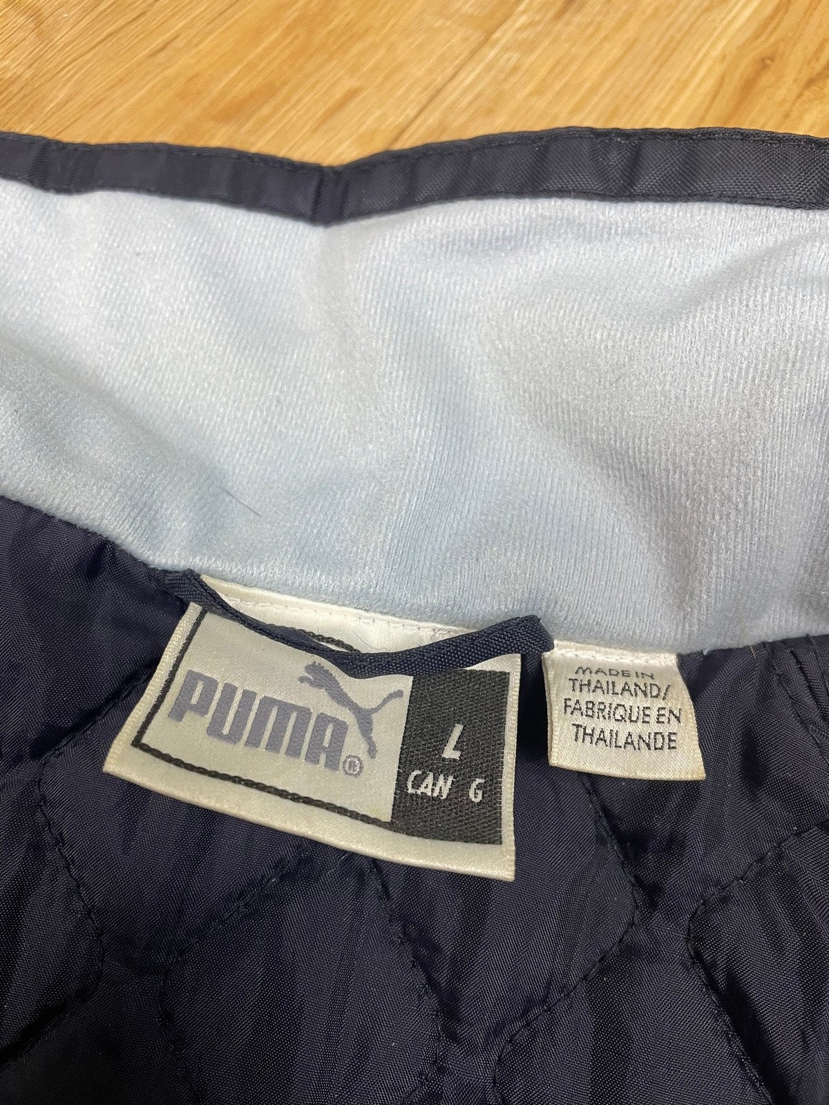 Real Vintage Puma Jacke Dunkelblau L - Klassische und Bequeme Jacke Vintage Klamotten, Secondhand Klamotten, Retro Mode, Nachhaltige Mode, Einzigartige Stücke, Zeitlose Mode, Umweltfreundliche Kleidung, Stilvolle Secondhand Mode, Hochwertige Vintage Kleidung