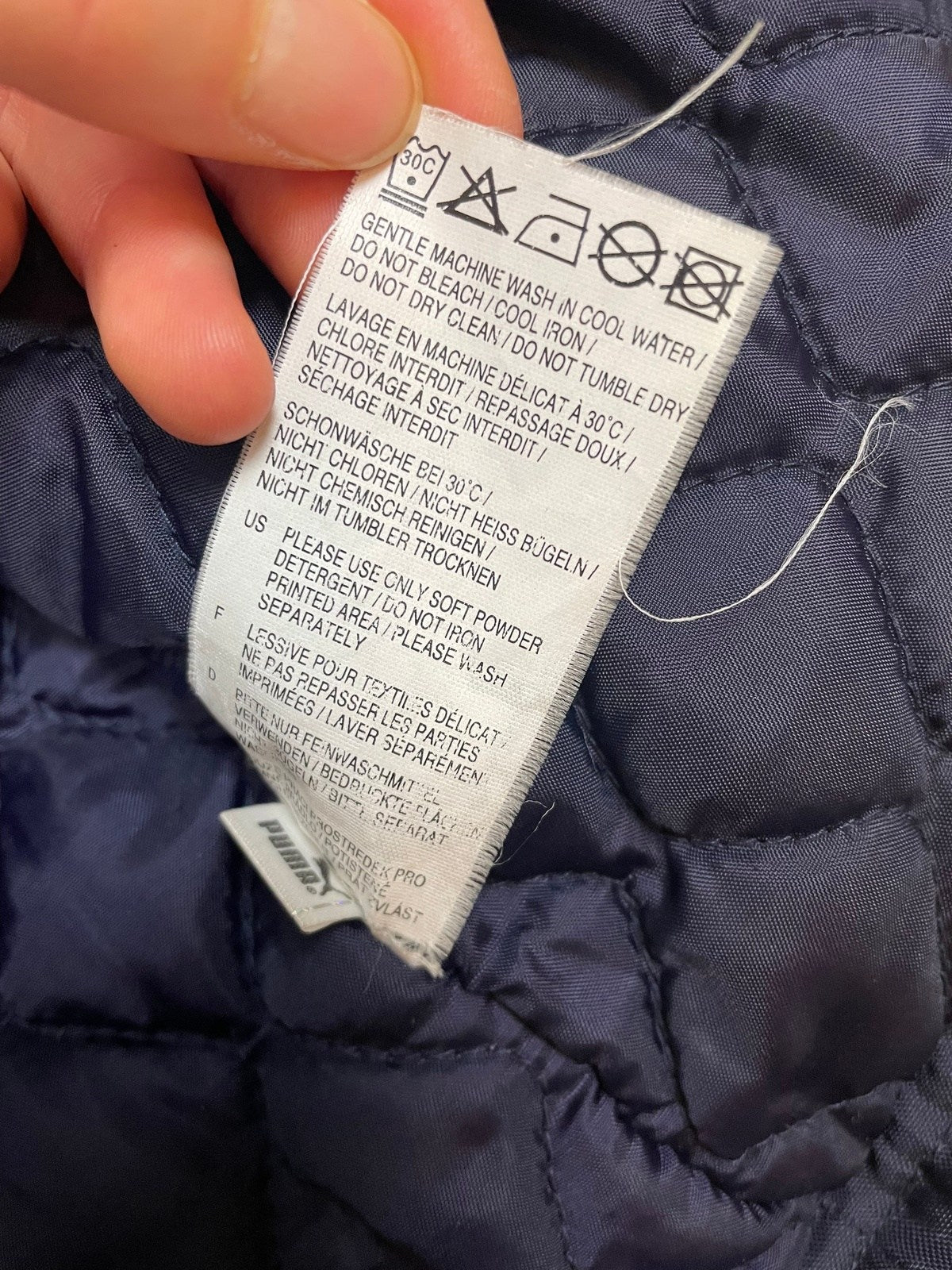 Real Vintage Puma Jacke Dunkelblau L - Klassische und Bequeme Jacke Vintage Klamotten, Secondhand Klamotten, Retro Mode, Nachhaltige Mode, Einzigartige Stücke, Zeitlose Mode, Umweltfreundliche Kleidung, Stilvolle Secondhand Mode, Hochwertige Vintage Kleidung