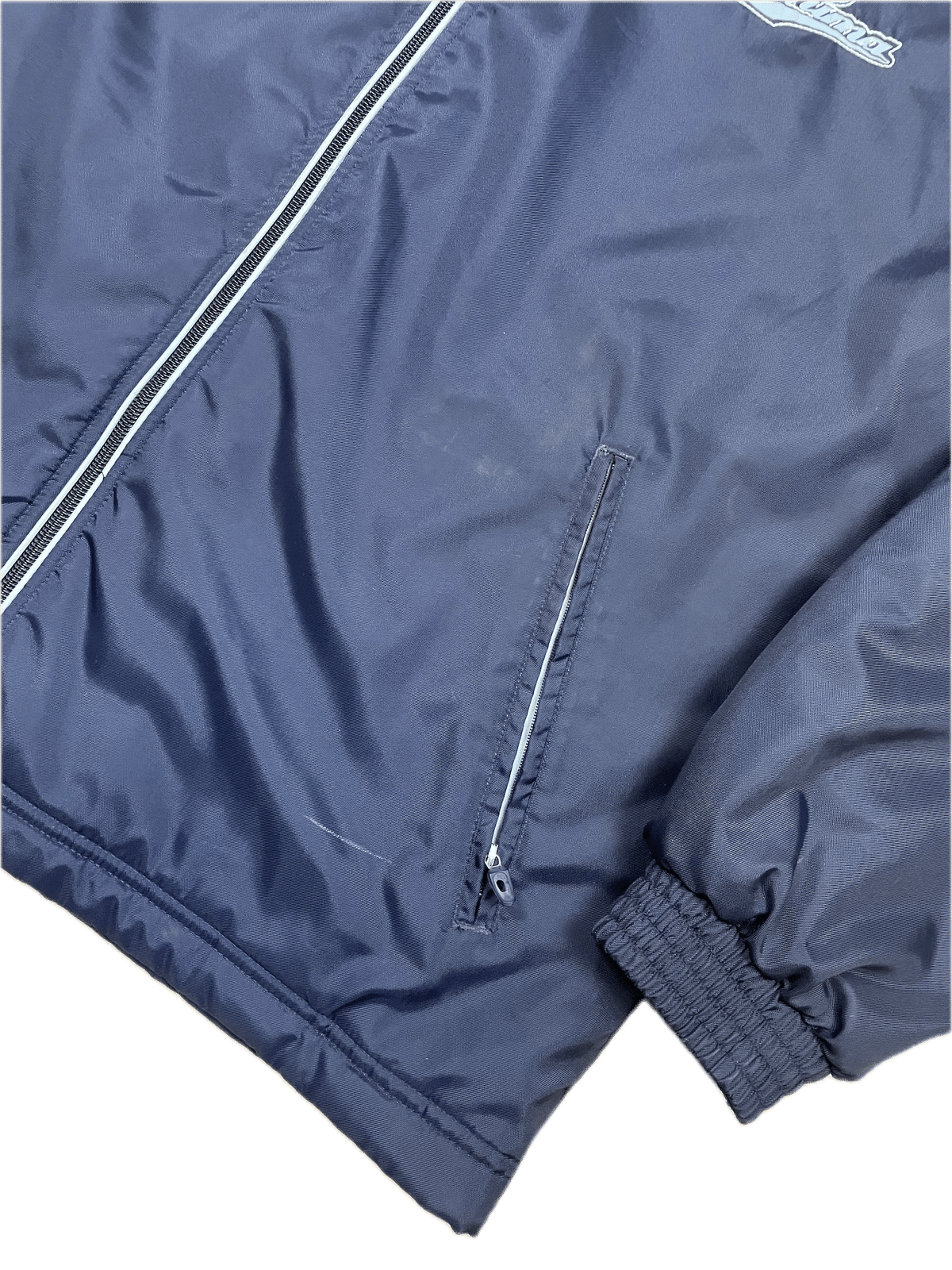 Real Vintage Puma Jacke Dunkelblau L - Klassische und Bequeme Jacke Vintage Klamotten, Secondhand Klamotten, Retro Mode, Nachhaltige Mode, Einzigartige Stücke, Zeitlose Mode, Umweltfreundliche Kleidung, Stilvolle Secondhand Mode, Hochwertige Vintage Kleidung