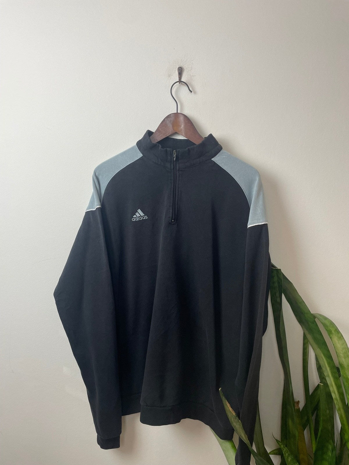 Vintage Adidas Half-Zip Sweater Schwarz L- Herren Pullover mit Backprint Vintage Klamotten, Secondhand Klamotten, Retro Mode, Nachhaltige Mode, Einzigartige Stücke, Zeitlose Mode, Umweltfreundliche Kleidung, Stilvolle Secondhand Mode, Hochwertige Vintage Kleidung
