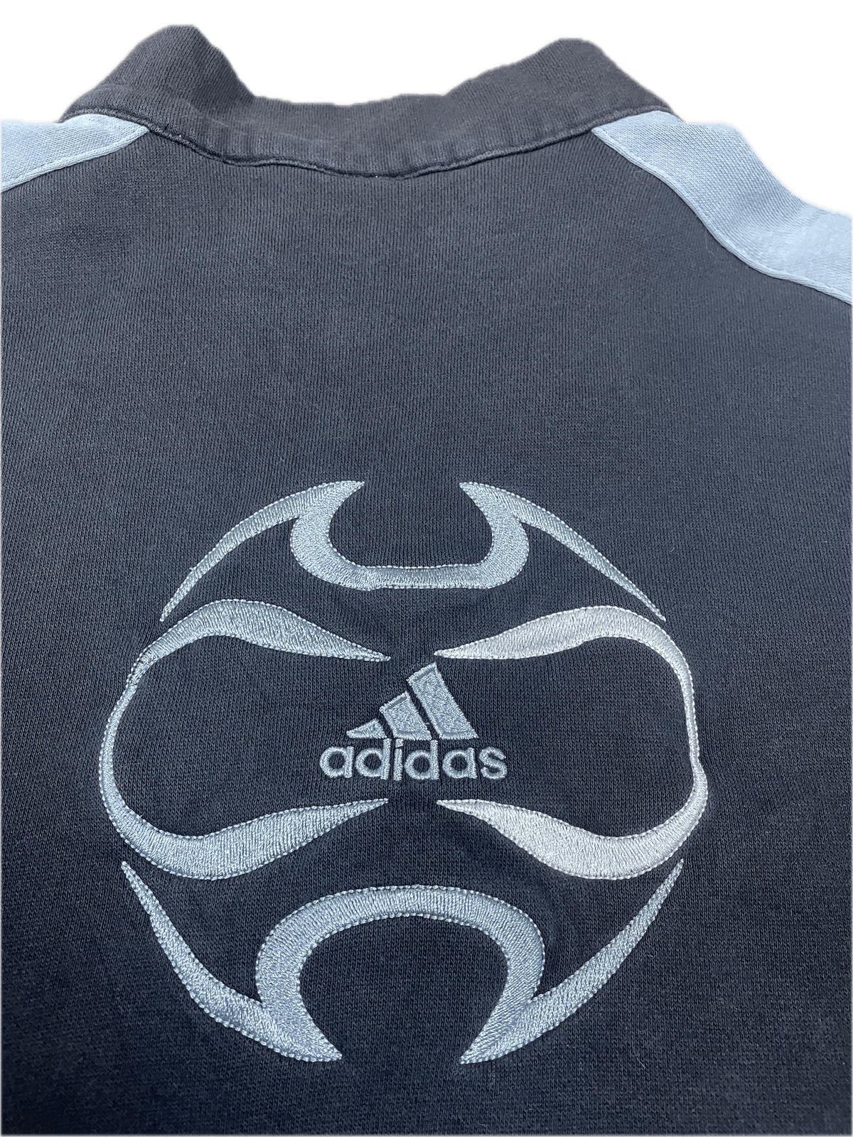 Vintage Adidas Half-Zip Sweater Schwarz L- Herren Pullover mit Backprint Vintage Klamotten, Secondhand Klamotten, Retro Mode, Nachhaltige Mode, Einzigartige Stücke, Zeitlose Mode, Umweltfreundliche Kleidung, Stilvolle Secondhand Mode, Hochwertige Vintage Kleidung