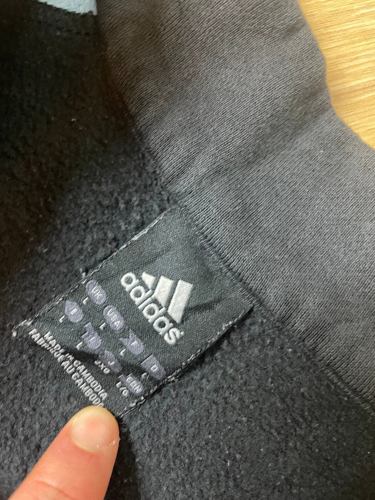 Vintage Adidas Half-Zip Sweater Schwarz L- Herren Pullover mit Backprint Vintage Klamotten, Secondhand Klamotten, Retro Mode, Nachhaltige Mode, Einzigartige Stücke, Zeitlose Mode, Umweltfreundliche Kleidung, Stilvolle Secondhand Mode, Hochwertige Vintage Kleidung