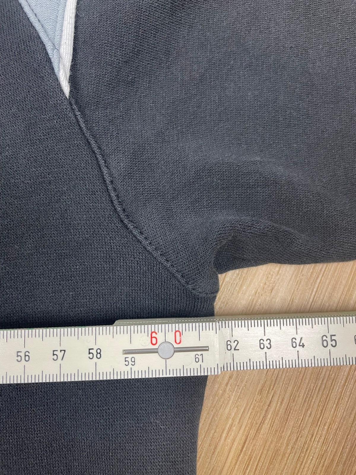 Vintage Adidas Half-Zip Sweater Schwarz L- Herren Pullover mit Backprint Vintage Klamotten, Secondhand Klamotten, Retro Mode, Nachhaltige Mode, Einzigartige Stücke, Zeitlose Mode, Umweltfreundliche Kleidung, Stilvolle Secondhand Mode, Hochwertige Vintage Kleidung