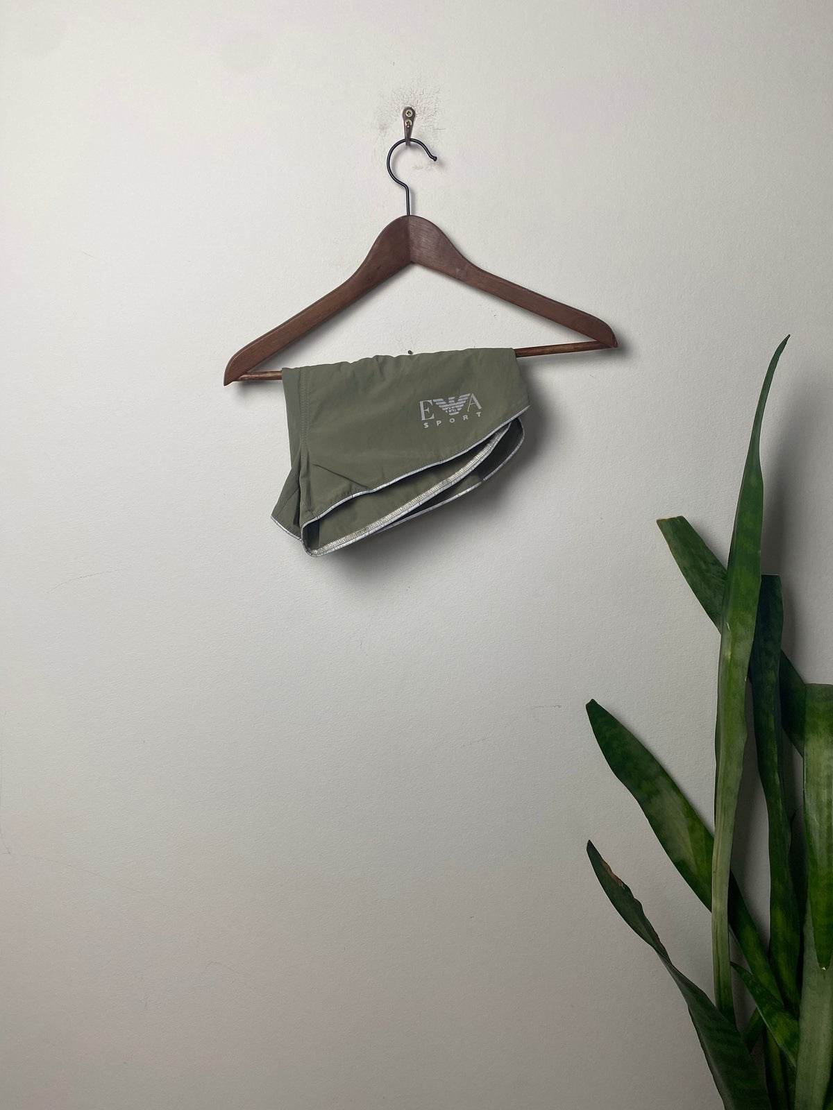 Vintage Emporio Armani Shorts Hotpants Khaki M - Stylische und Bequeme Shorts Vintage Klamotten, Secondhand Klamotten, Retro Mode, Nachhaltige Mode, Einzigartige Stücke, Zeitlose Mode, Umweltfreundliche Kleidung, Stilvolle Secondhand Mode, Hochwertige Vintage Kleidung
