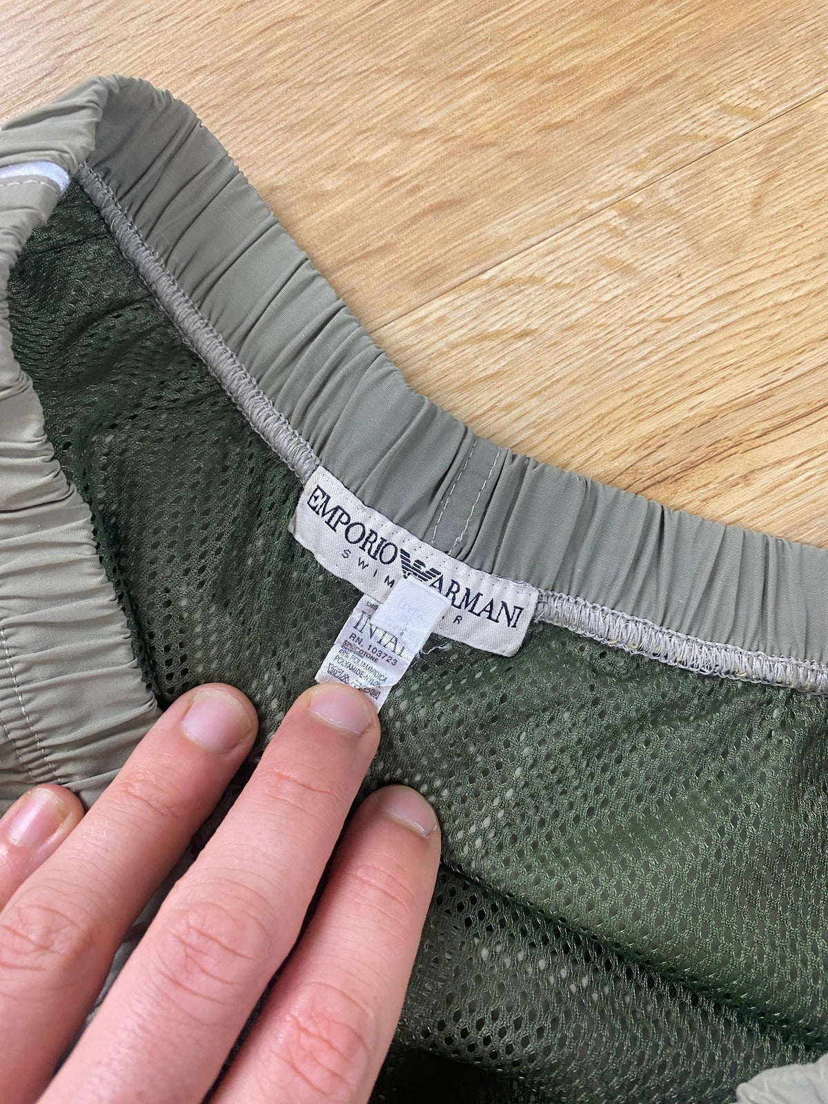 Vintage Emporio Armani Shorts Hotpants Khaki M - Stylische und Bequeme Shorts Vintage Klamotten, Secondhand Klamotten, Retro Mode, Nachhaltige Mode, Einzigartige Stücke, Zeitlose Mode, Umweltfreundliche Kleidung, Stilvolle Secondhand Mode, Hochwertige Vintage Kleidung