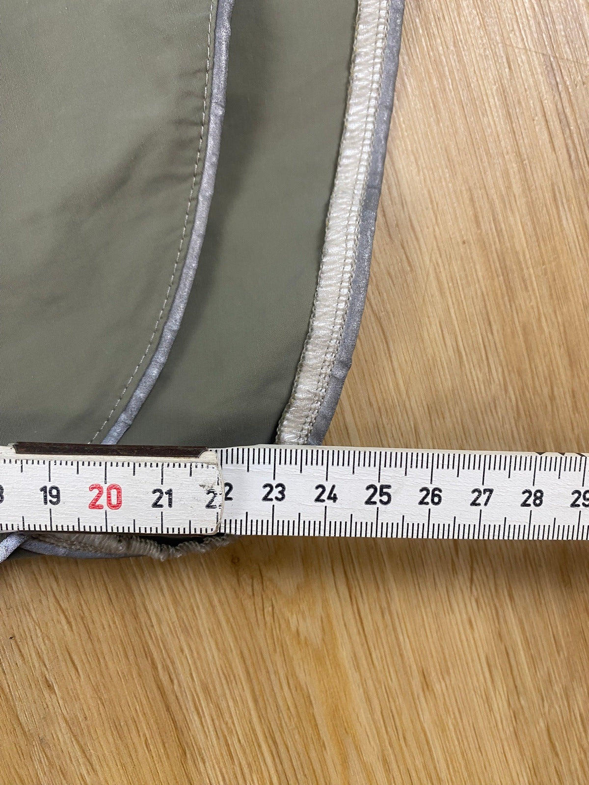 Vintage Emporio Armani Shorts Hotpants Khaki M - Stylische und Bequeme Shorts Vintage Klamotten, Secondhand Klamotten, Retro Mode, Nachhaltige Mode, Einzigartige Stücke, Zeitlose Mode, Umweltfreundliche Kleidung, Stilvolle Secondhand Mode, Hochwertige Vintage Kleidung