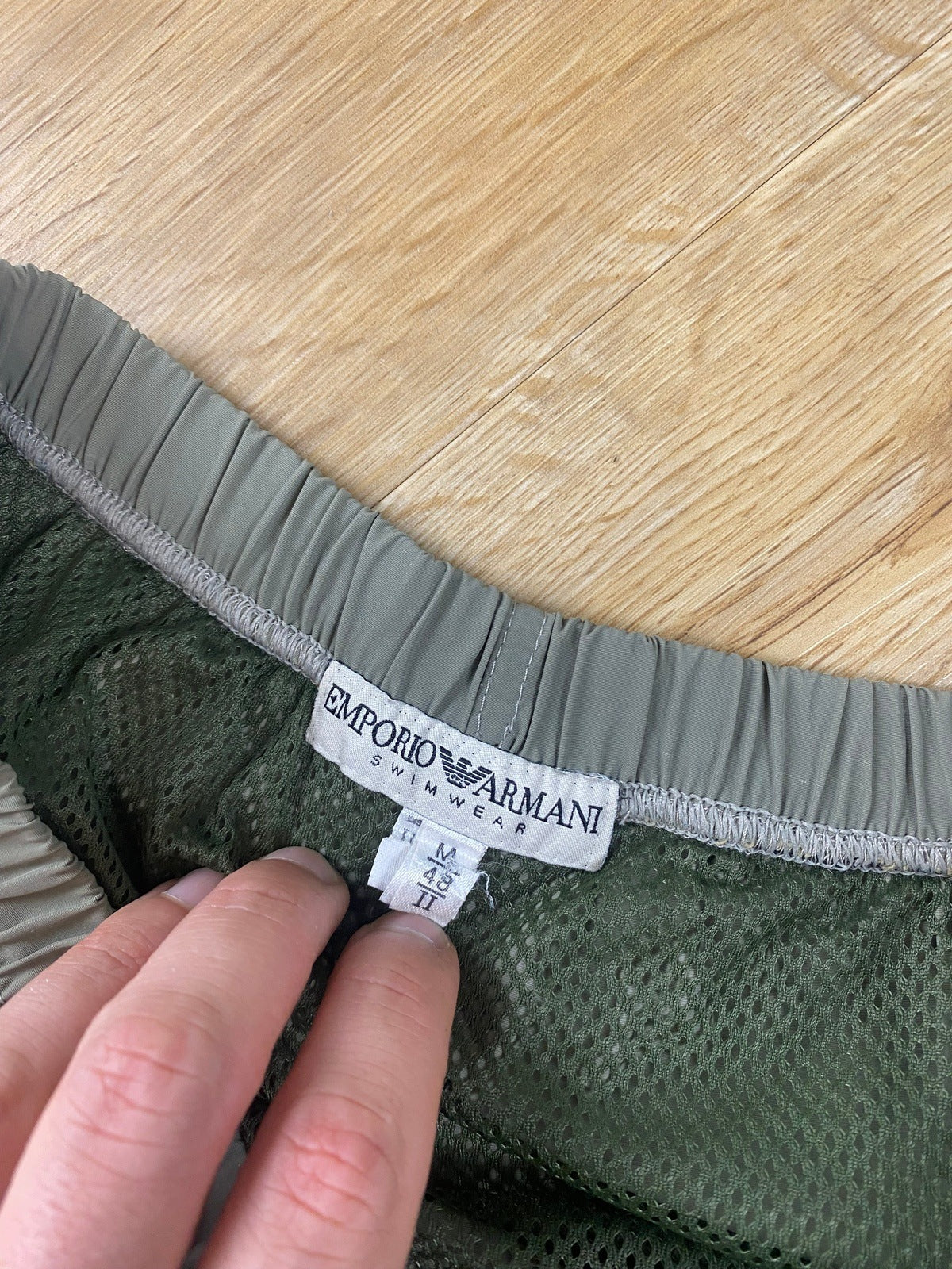 Vintage Emporio Armani Shorts Hotpants Khaki M - Stylische und Bequeme Shorts Vintage Klamotten, Secondhand Klamotten, Retro Mode, Nachhaltige Mode, Einzigartige Stücke, Zeitlose Mode, Umweltfreundliche Kleidung, Stilvolle Secondhand Mode, Hochwertige Vintage Kleidung