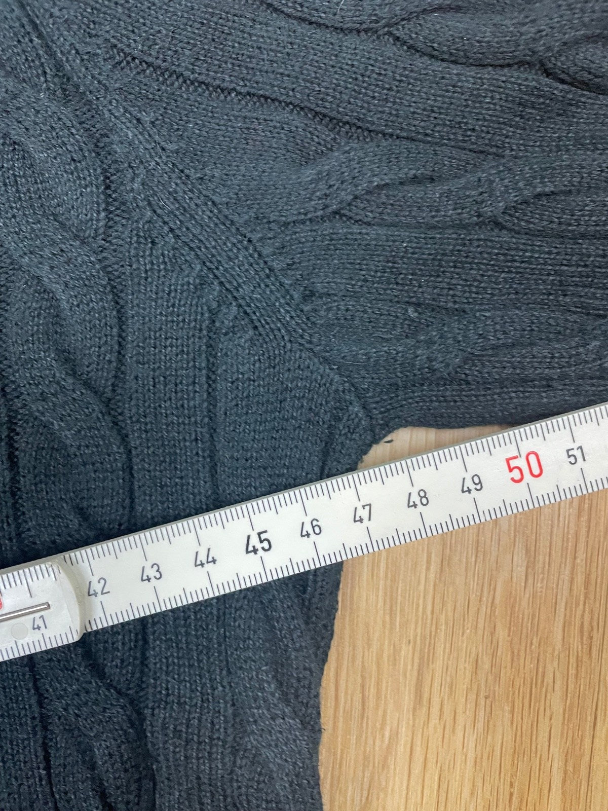 Vintage Lacoste Sweater Pullover mit V-Ausschnitt Schwarz S - Klassischer und Bequemer Pullover Vintage Klamotten, Secondhand Klamotten, Retro Mode, Nachhaltige Mode, Einzigartige Stücke, Zeitlose Mode, Umweltfreundliche Kleidung, Stilvolle Secondhand Mode, Hochwertige Vintage Kleidung