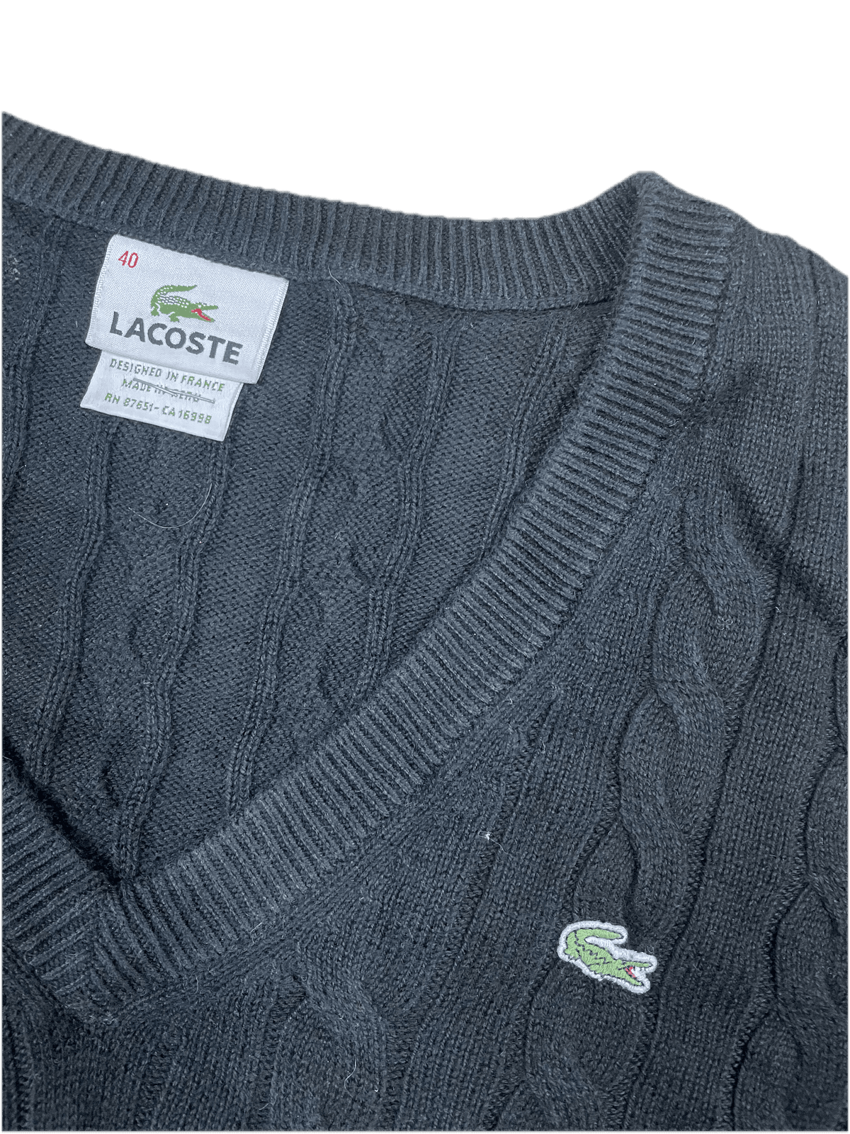 Vintage Lacoste Sweater Pullover mit V-Ausschnitt Schwarz S - Klassischer und Bequemer Pullover Vintage Klamotten, Secondhand Klamotten, Retro Mode, Nachhaltige Mode, Einzigartige Stücke, Zeitlose Mode, Umweltfreundliche Kleidung, Stilvolle Secondhand Mode, Hochwertige Vintage Kleidung