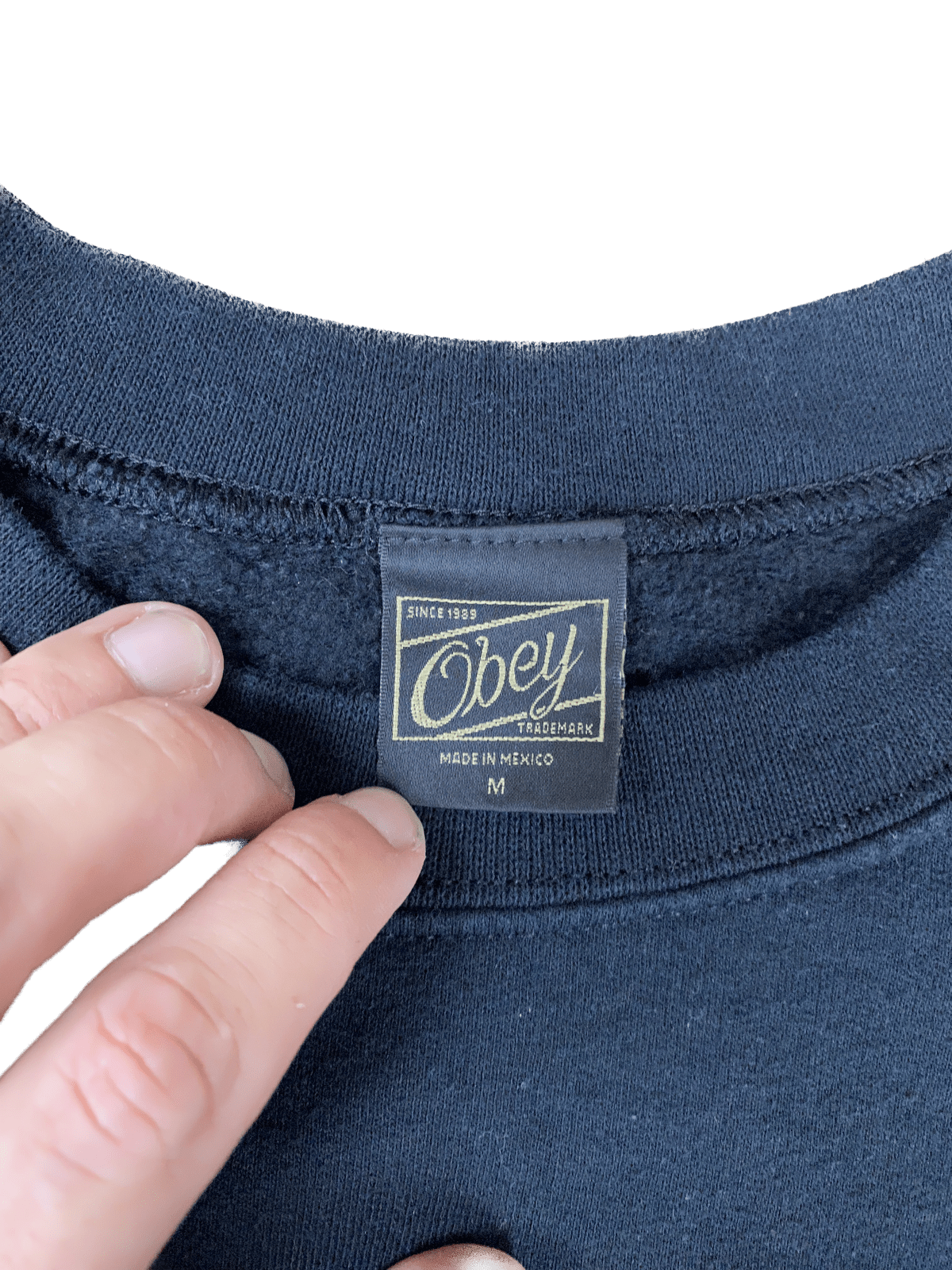 Vintage Obey Sweater Schwarz M - Lockerer und Gemütlicher Herren Pullover Vintage Klamotten, Secondhand Klamotten, Retro Mode, Nachhaltige Mode, Einzigartige Stücke, Zeitlose Mode, Umweltfreundliche Kleidung, Stilvolle Secondhand Mode, Hochwertige Vintage Kleidung