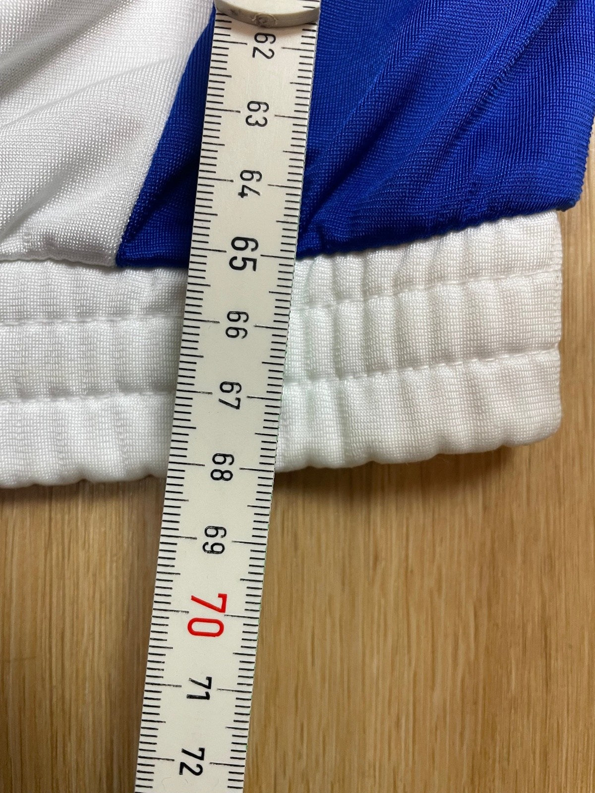 Vintage Reebok Trainingsjacke T-Shirt Weiß/Schwarz/Blau XL - Leichte und Sportliche Herren Jacke Vintage Klamotten, Secondhand Klamotten, Retro Mode, Nachhaltige Mode, Einzigartige Stücke, Zeitlose Mode, Umweltfreundliche Kleidung, Stilvolle Secondhand Mode, Hochwertige Vintage Kleidung