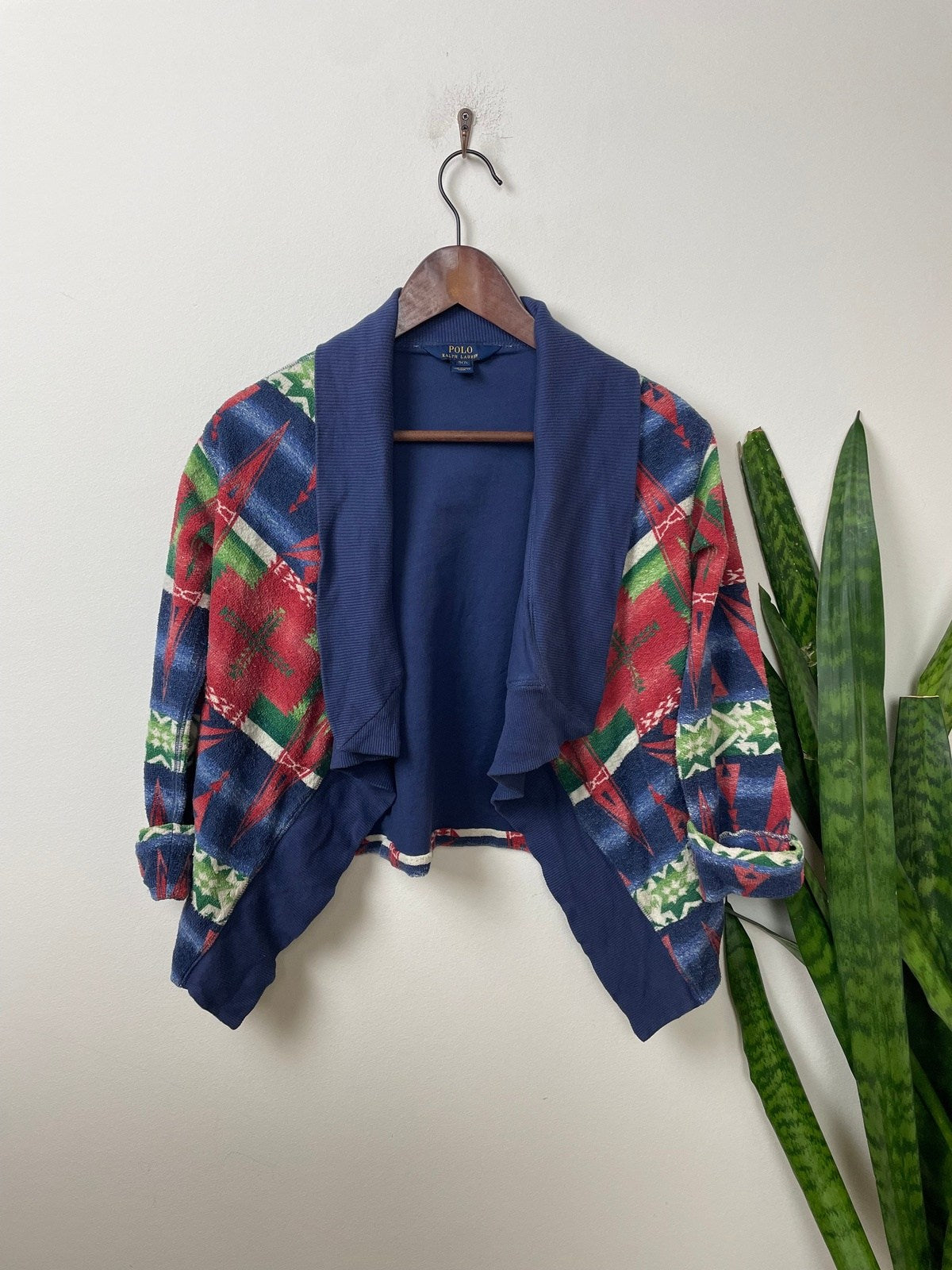 Vintage Ralph Lauren Kurze Strickjacke Blau/Rot/Grün S - Schicke und Gemütliche Dünne Damen Jacke Vintage Klamotten, Secondhand Klamotten, Retro Mode, Nachhaltige Mode, Einzigartige Stücke, Zeitlose Mode, Umweltfreundliche Kleidung, Stilvolle Secondhand Mode, Hochwertige Vintage Kleidung