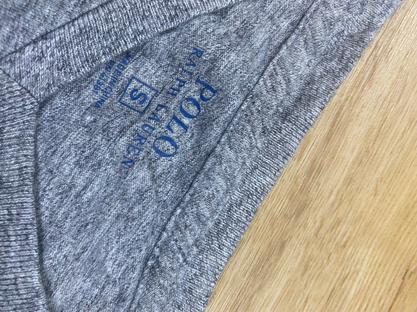 Vintage Ralph Lauren T-Shirt Grau S - Basic Herren Shirt mit V-Ausschnitt Vintage Klamotten, Secondhand Klamotten, Retro Mode, Nachhaltige Mode, Einzigartige Stücke, Zeitlose Mode, Umweltfreundliche Kleidung, Stilvolle Secondhand Mode, Hochwertige Vintage Kleidung