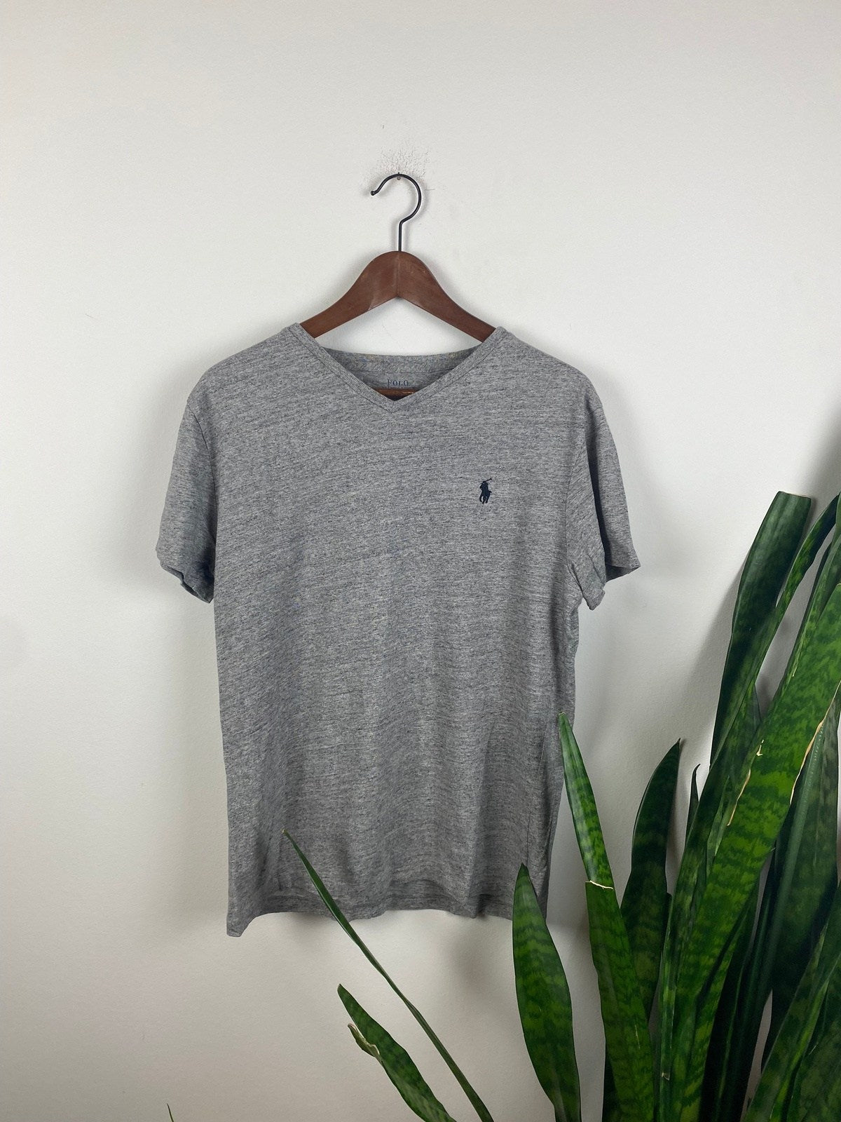 Vintage Ralph Lauren T-Shirt Grau S - Basic Herren Shirt mit V-Ausschnitt Vintage Klamotten, Secondhand Klamotten, Retro Mode, Nachhaltige Mode, Einzigartige Stücke, Zeitlose Mode, Umweltfreundliche Kleidung, Stilvolle Secondhand Mode, Hochwertige Vintage Kleidung
