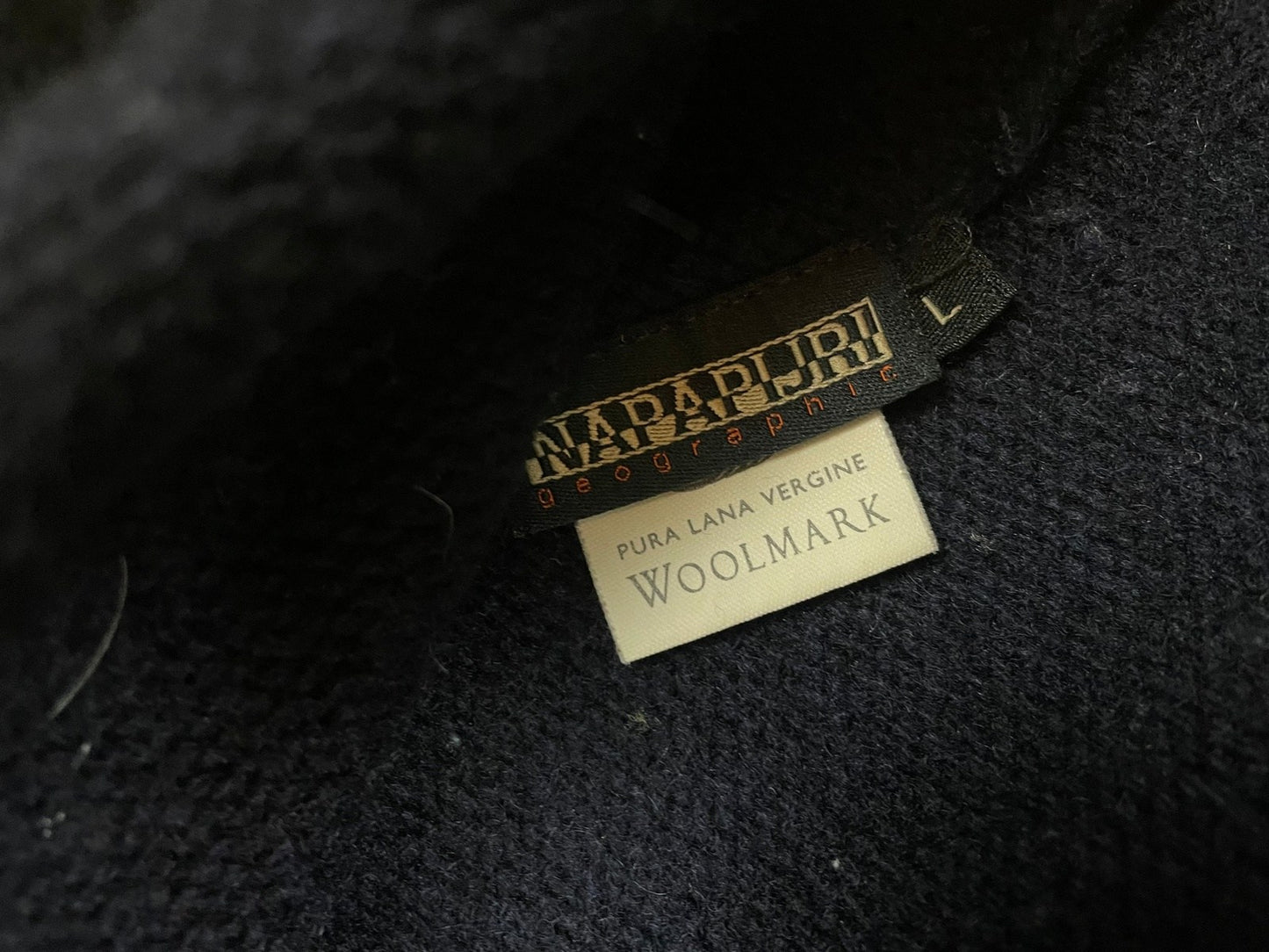 Napapijri Geographic Half-Zip Sweater Pullover Schwarz L - Stylischer und Bequemer Sweater Vintage Klamotten, Secondhand Klamotten, Retro Mode, Nachhaltige Mode, Einzigartige Stücke, Zeitlose Mode, Umweltfreundliche Kleidung, Stilvolle Secondhand Mode, Hochwertige Vintage Kleidung