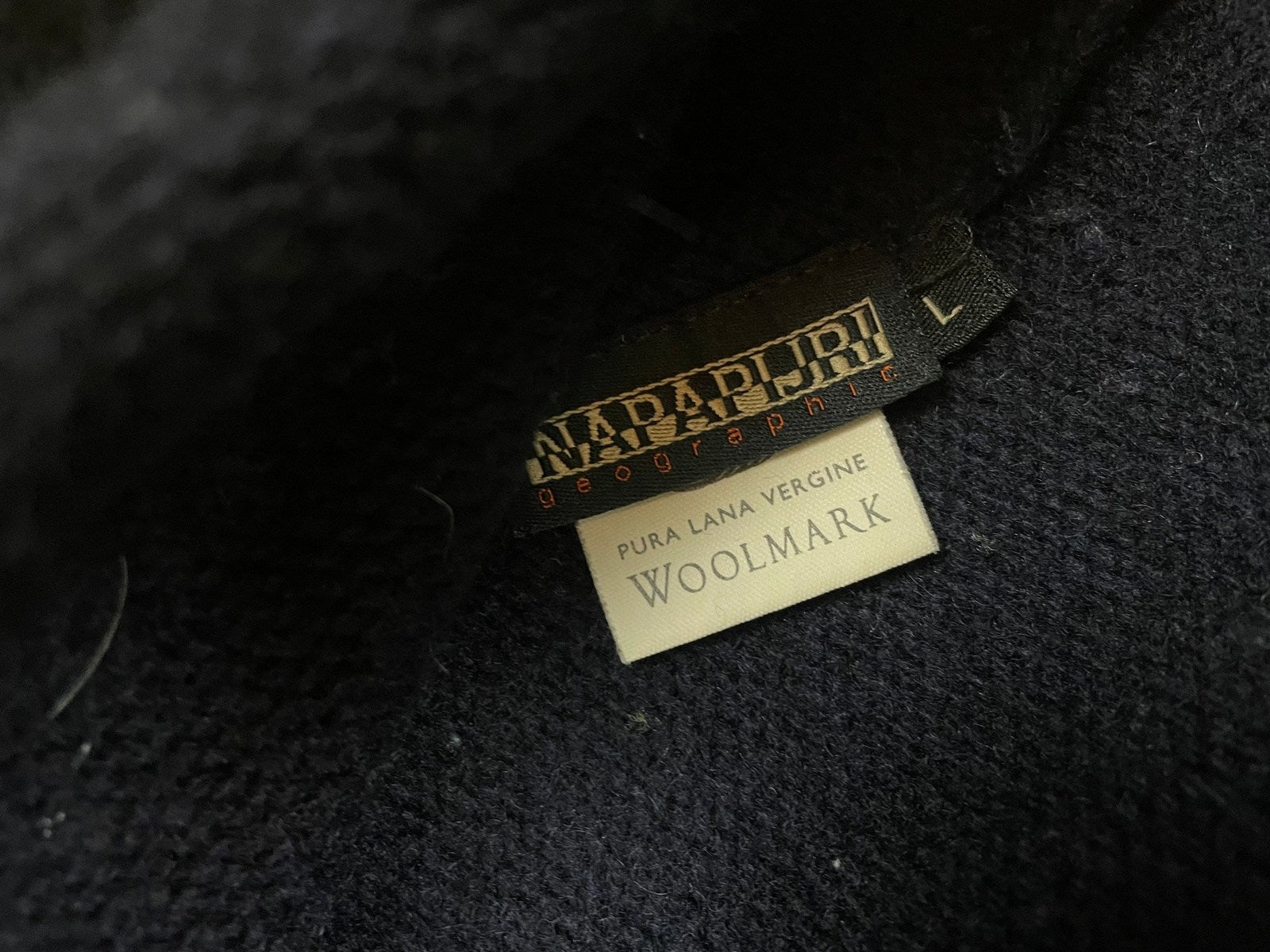 Napapijri Geographic Half-Zip Sweater Pullover Schwarz L - Stylischer und Bequemer Sweater Vintage Klamotten, Secondhand Klamotten, Retro Mode, Nachhaltige Mode, Einzigartige Stücke, Zeitlose Mode, Umweltfreundliche Kleidung, Stilvolle Secondhand Mode, Hochwertige Vintage Kleidung