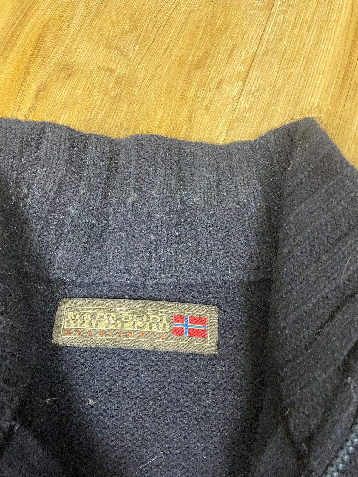 Napapijri Geographic Half-Zip Sweater Pullover Schwarz L - Stylischer und Bequemer Sweater Vintage Klamotten, Secondhand Klamotten, Retro Mode, Nachhaltige Mode, Einzigartige Stücke, Zeitlose Mode, Umweltfreundliche Kleidung, Stilvolle Secondhand Mode, Hochwertige Vintage Kleidung