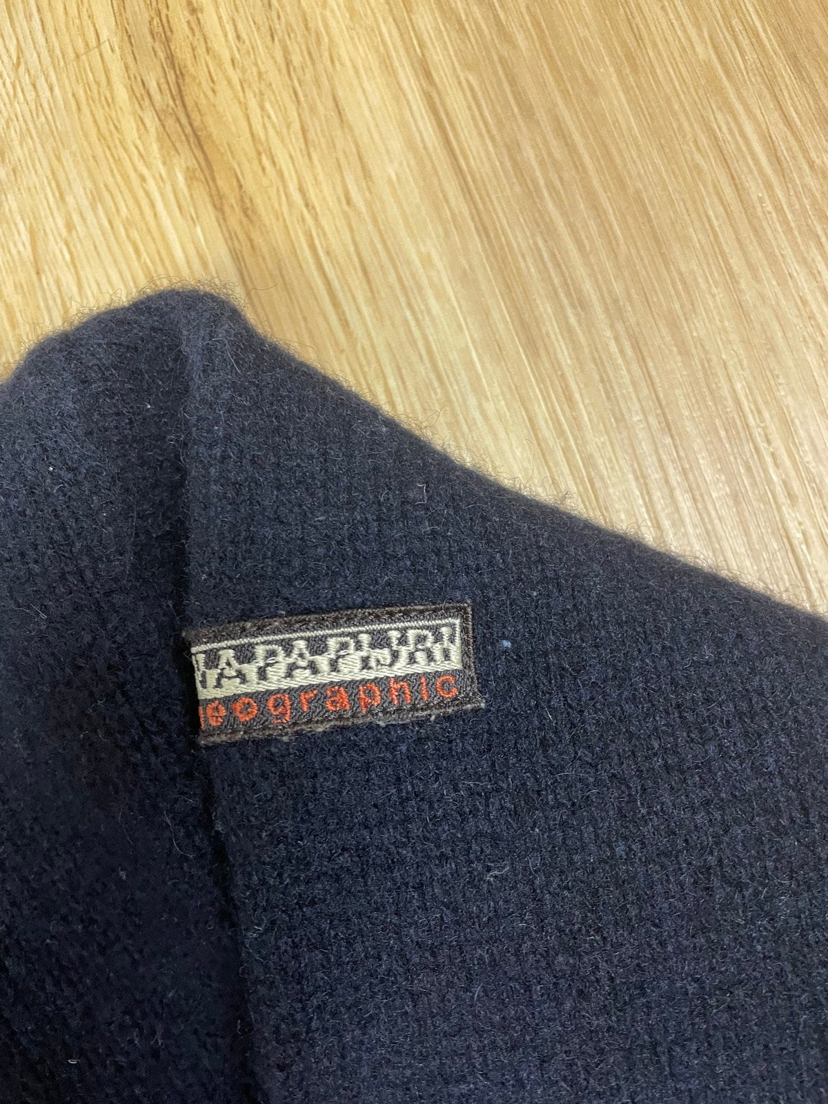 Napapijri Geographic Half-Zip Sweater Pullover Schwarz L - Stylischer und Bequemer Sweater Vintage Klamotten, Secondhand Klamotten, Retro Mode, Nachhaltige Mode, Einzigartige Stücke, Zeitlose Mode, Umweltfreundliche Kleidung, Stilvolle Secondhand Mode, Hochwertige Vintage Kleidung