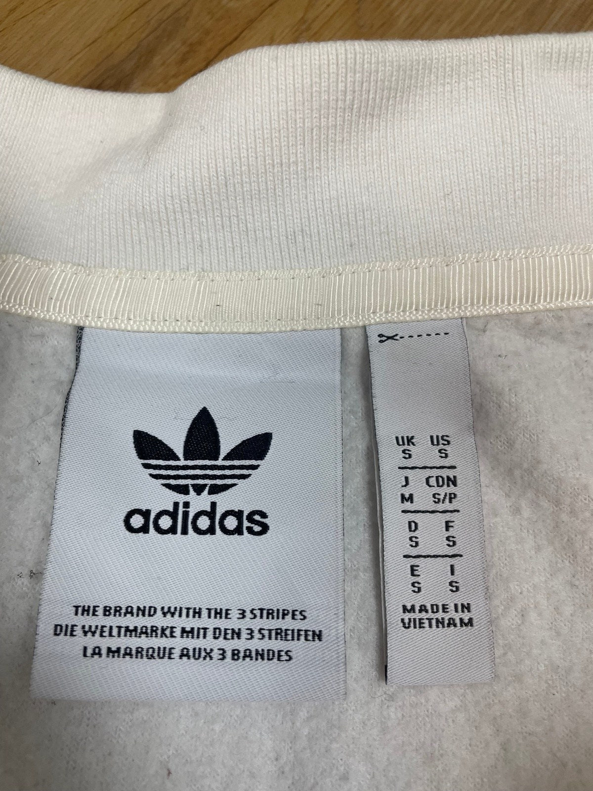 Real Vintage Adidas Half-Zip Sweater Weiß S - Klassischer und Bequemer Pullover Vintage Klamotten, Secondhand Klamotten, Retro Mode, Nachhaltige Mode, Einzigartige Stücke, Zeitlose Mode, Umweltfreundliche Kleidung, Stilvolle Secondhand Mode, Hochwertige Vintage Kleidung