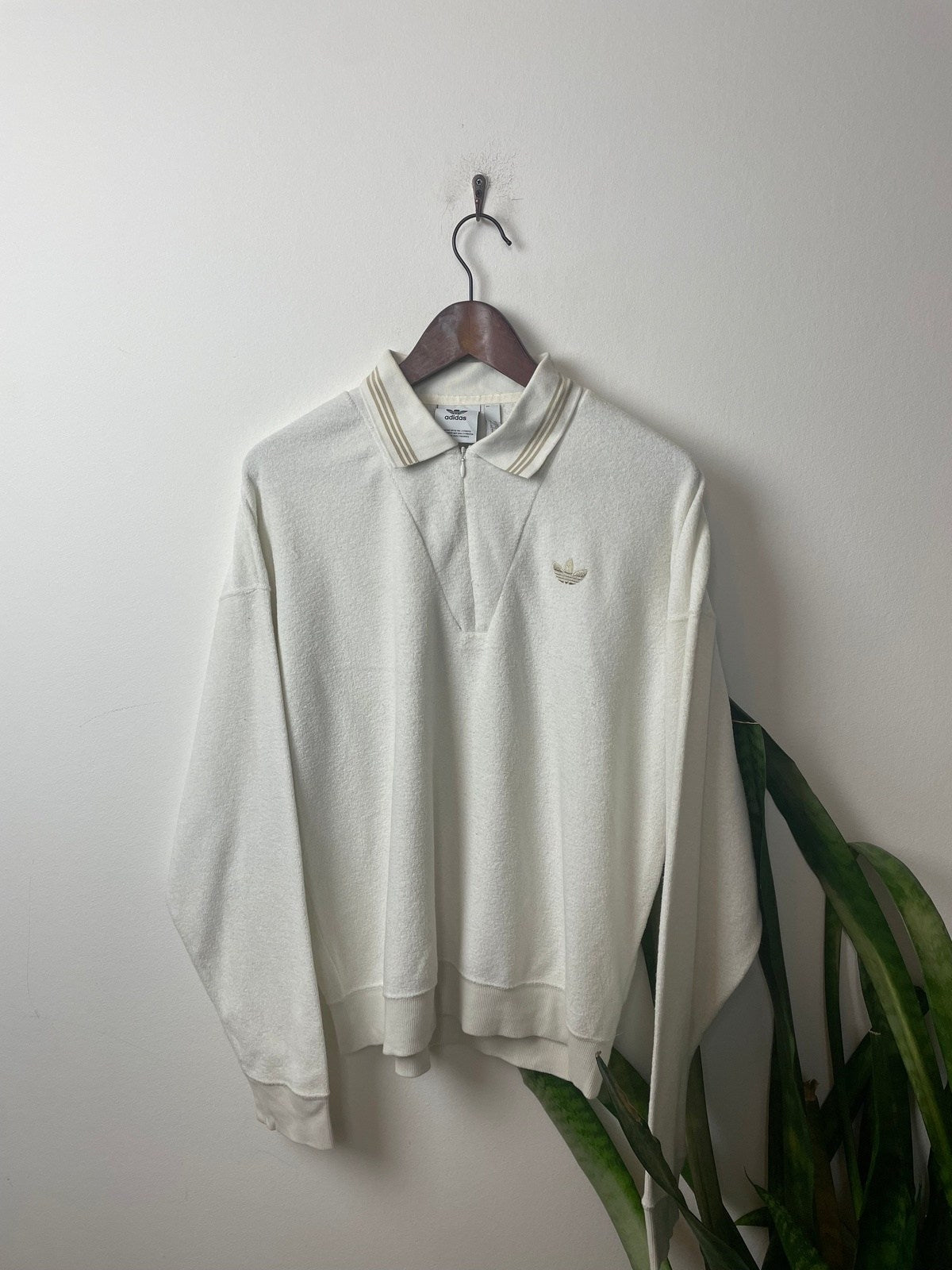 Real Vintage Adidas Half-Zip Sweater Weiß S - Klassischer und Bequemer Pullover Vintage Klamotten, Secondhand Klamotten, Retro Mode, Nachhaltige Mode, Einzigartige Stücke, Zeitlose Mode, Umweltfreundliche Kleidung, Stilvolle Secondhand Mode, Hochwertige Vintage Kleidung