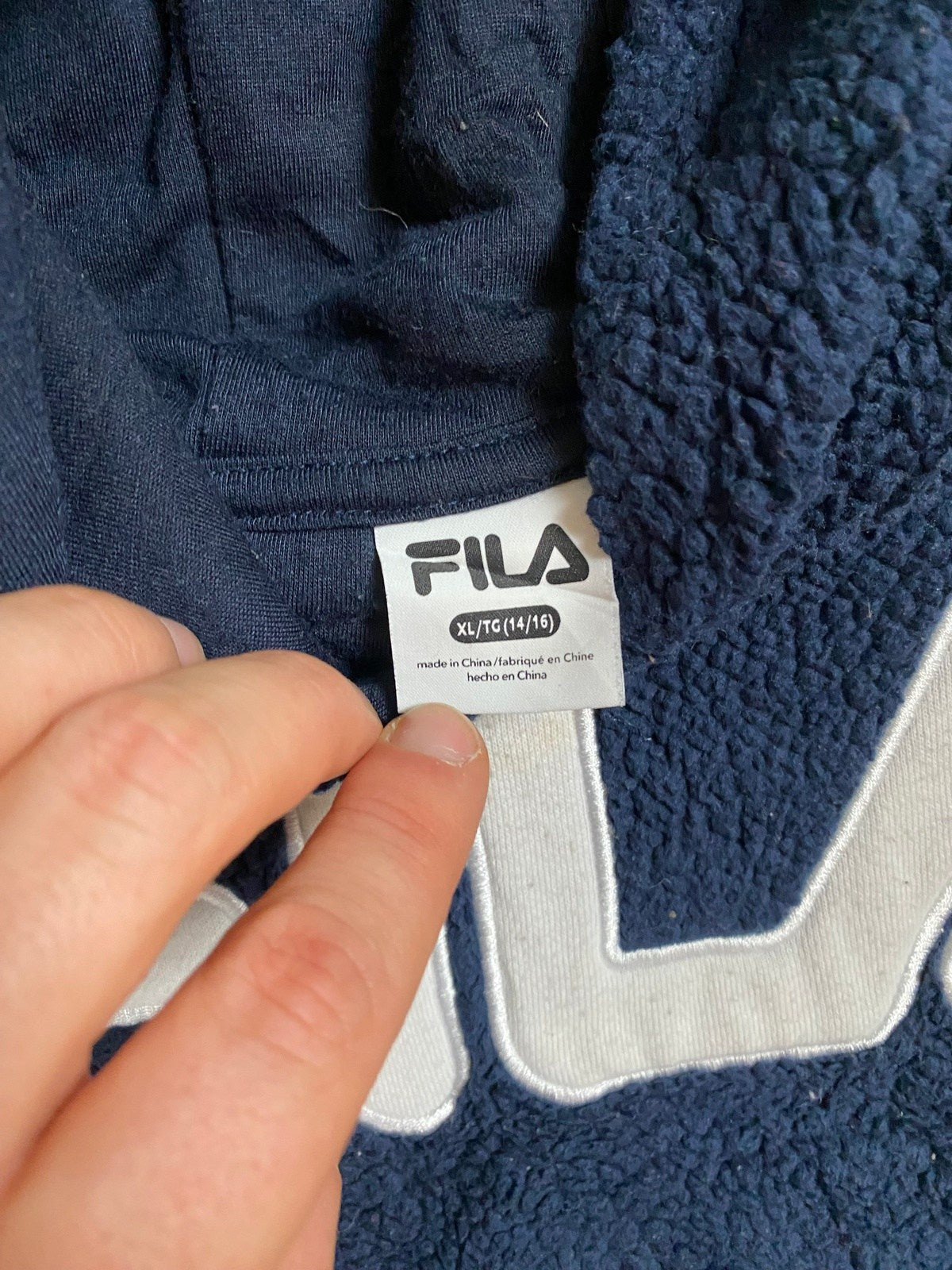 Real Vintage Fila Hoodie Dunkelblau S - Stylischer und Bequemer Hoodie Vintage Klamotten, Secondhand Klamotten, Retro Mode, Nachhaltige Mode, Einzigartige Stücke, Zeitlose Mode, Umweltfreundliche Kleidung, Stilvolle Secondhand Mode, Hochwertige Vintage Kleidung