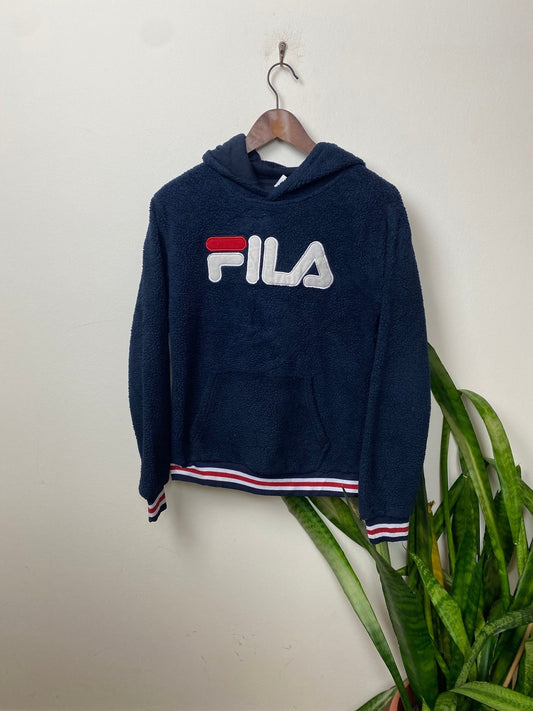 Real Vintage Fila Hoodie Dunkelblau S - Stylischer und Bequemer Hoodie Vintage Klamotten, Secondhand Klamotten, Retro Mode, Nachhaltige Mode, Einzigartige Stücke, Zeitlose Mode, Umweltfreundliche Kleidung, Stilvolle Secondhand Mode, Hochwertige Vintage Kleidung
