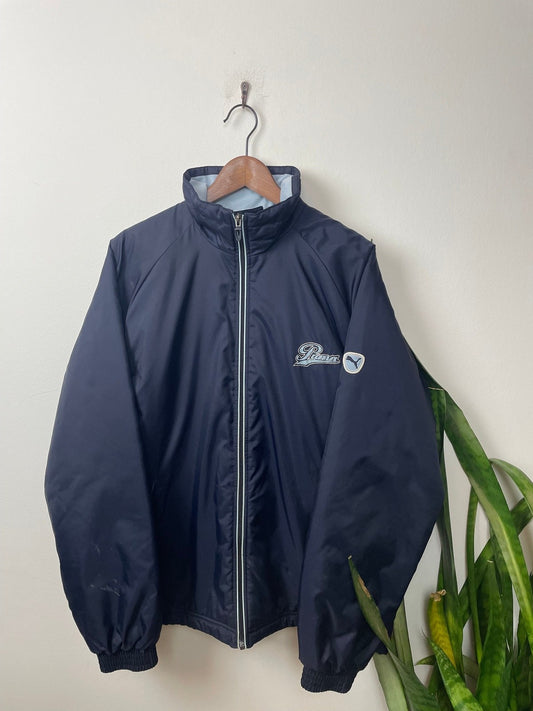 Real Vintage Puma Jacke Dunkelblau L - Klassische und Bequeme Jacke Vintage Klamotten, Secondhand Klamotten, Retro Mode, Nachhaltige Mode, Einzigartige Stücke, Zeitlose Mode, Umweltfreundliche Kleidung, Stilvolle Secondhand Mode, Hochwertige Vintage Kleidung