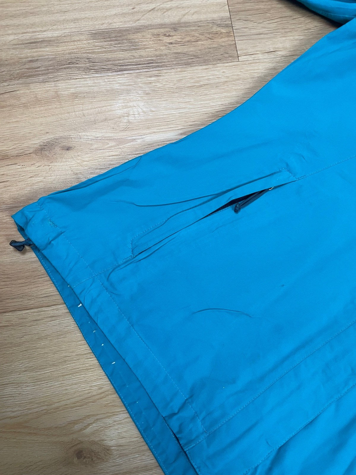 The North Face HyVent Regenjacke Türkis L - Funktionale und Bequeme Regenjacke Vintage Klamotten, Secondhand Klamotten, Retro Mode, Nachhaltige Mode, Einzigartige Stücke, Zeitlose Mode, Umweltfreundliche Kleidung, Stilvolle Secondhand Mode, Hochwertige Vintage Kleidung