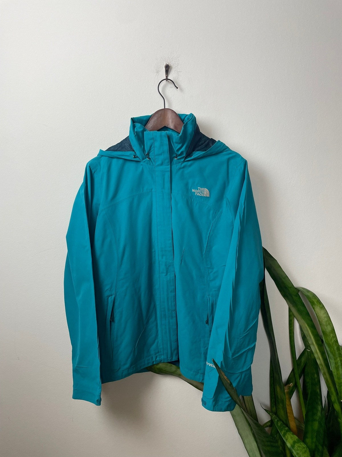 The North Face HyVent Regenjacke Türkis L - Funktionale und Bequeme Regenjacke Vintage Klamotten, Secondhand Klamotten, Retro Mode, Nachhaltige Mode, Einzigartige Stücke, Zeitlose Mode, Umweltfreundliche Kleidung, Stilvolle Secondhand Mode, Hochwertige Vintage Kleidung