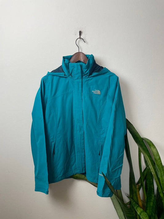 The North Face HyVent Regenjacke Türkis L - Funktionale und Bequeme Regenjacke Vintage Klamotten, Secondhand Klamotten, Retro Mode, Nachhaltige Mode, Einzigartige Stücke, Zeitlose Mode, Umweltfreundliche Kleidung, Stilvolle Secondhand Mode, Hochwertige Vintage Kleidung