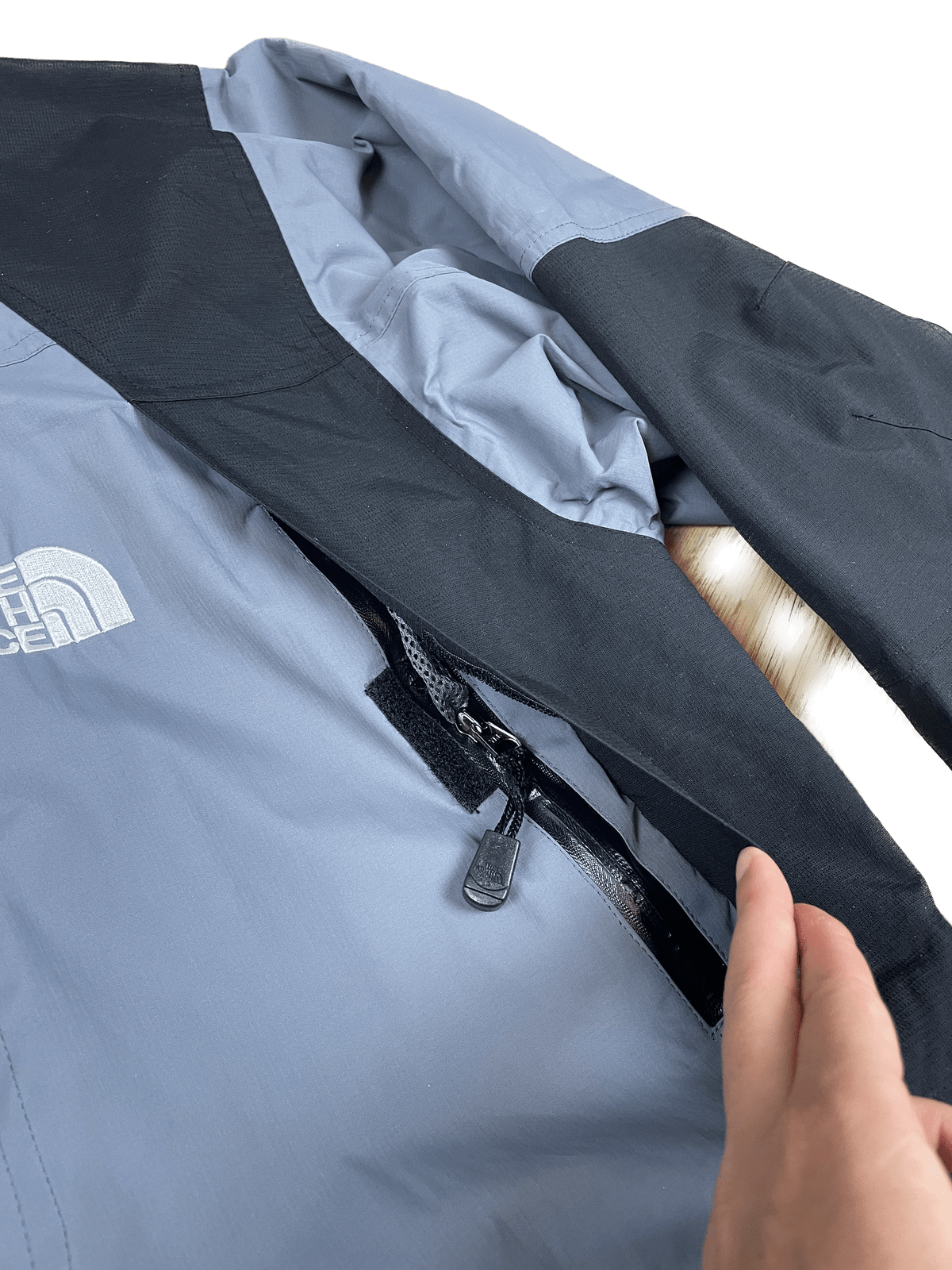The North Face Summit Series Gore-Tex Regenjacke Grau/Schwarz XL - Funktionale und Bequeme Jacke Vintage Klamotten, Secondhand Klamotten, Retro Mode, Nachhaltige Mode, Einzigartige Stücke, Zeitlose Mode, Umweltfreundliche Kleidung, Stilvolle Secondhand Mode, Hochwertige Vintage Kleidung