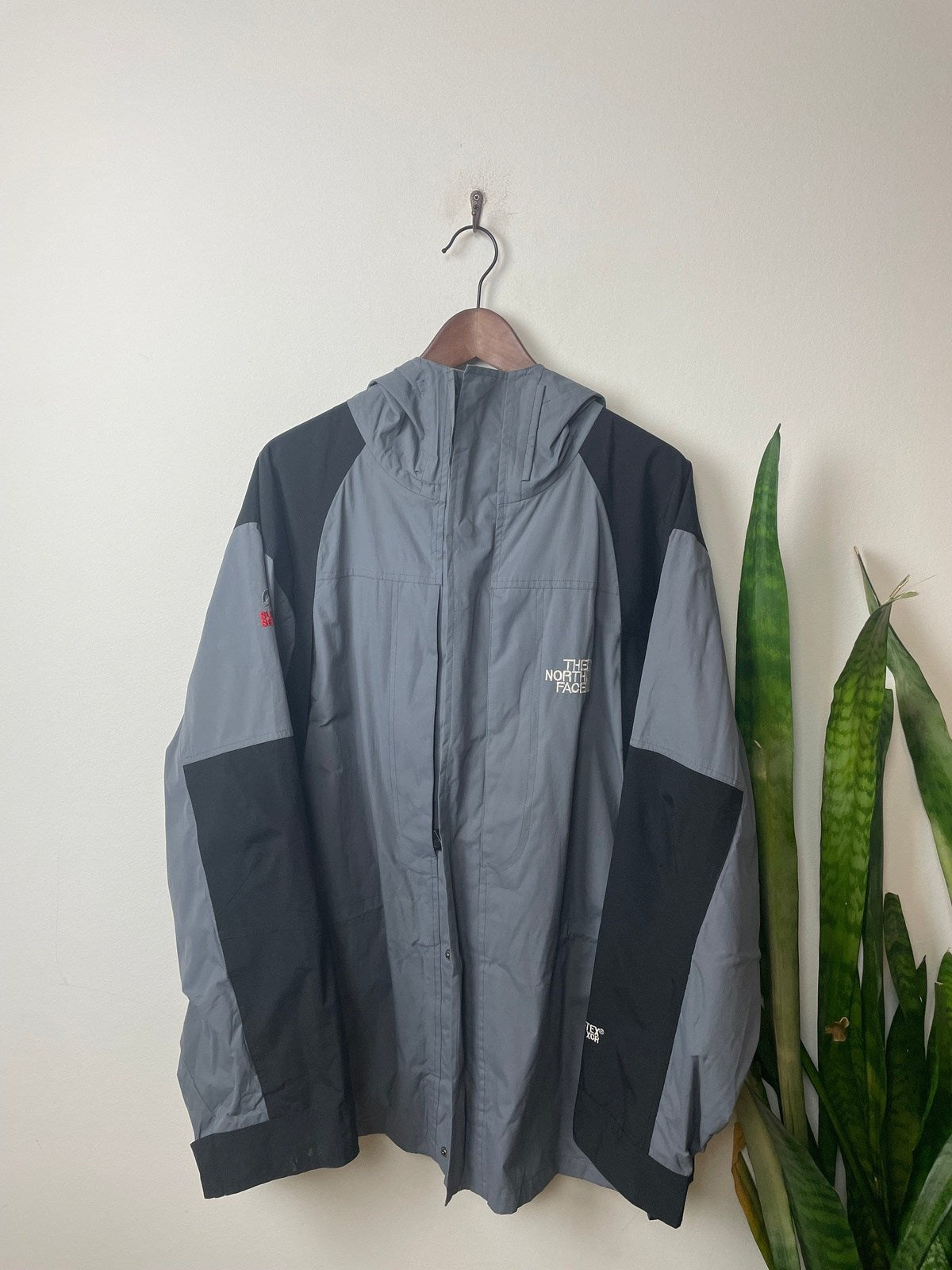 The North Face Summit Series Gore-Tex Regenjacke Grau/Schwarz XL - Funktionale und Bequeme Jacke Vintage Klamotten, Secondhand Klamotten, Retro Mode, Nachhaltige Mode, Einzigartige Stücke, Zeitlose Mode, Umweltfreundliche Kleidung, Stilvolle Secondhand Mode, Hochwertige Vintage Kleidung