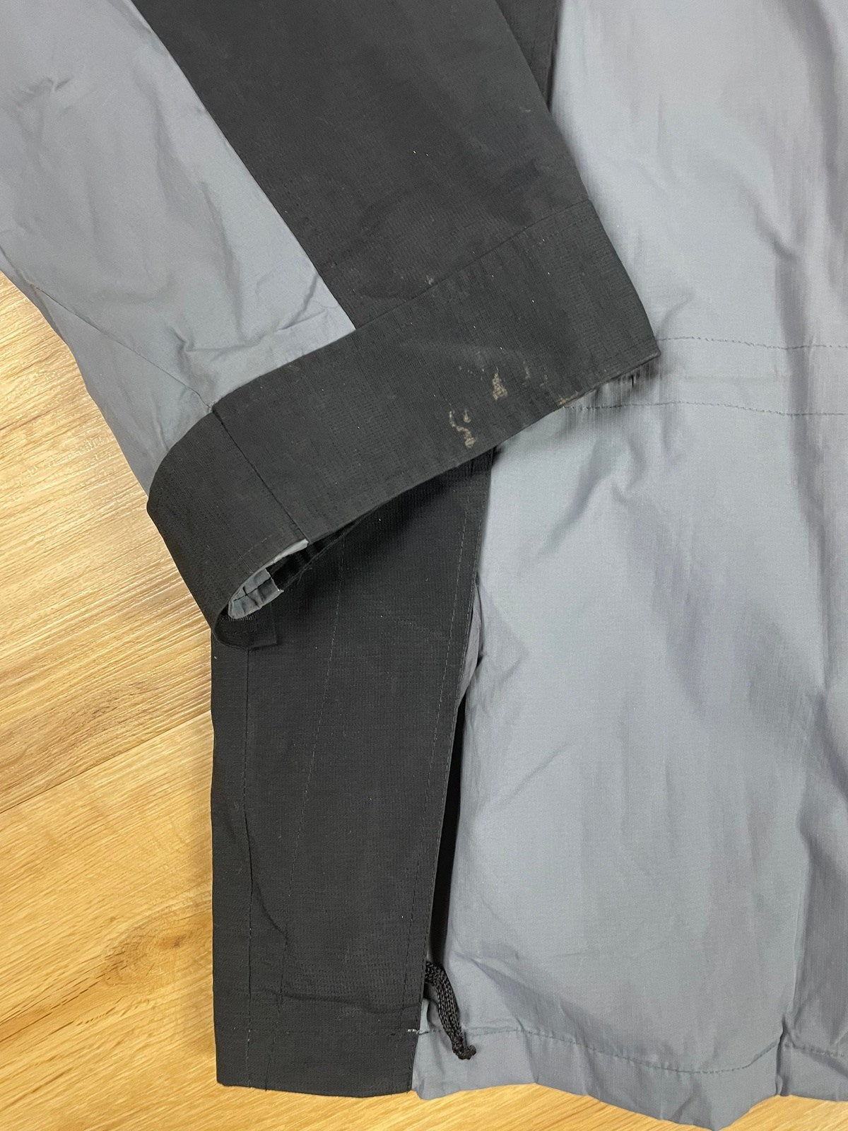 The North Face Summit Series Gore-Tex Regenjacke Grau/Schwarz XL - Funktionale und Bequeme Jacke Vintage Klamotten, Secondhand Klamotten, Retro Mode, Nachhaltige Mode, Einzigartige Stücke, Zeitlose Mode, Umweltfreundliche Kleidung, Stilvolle Secondhand Mode, Hochwertige Vintage Kleidung