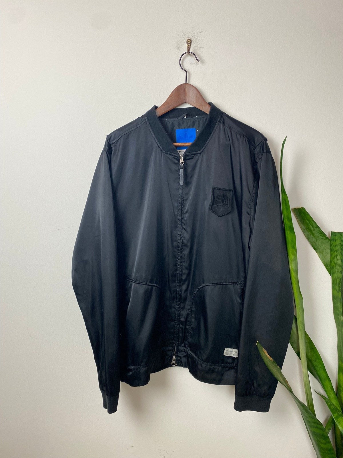 Vintage Adidas Bomberjacke Schwarz XL - Basic Leichte Herren Jacke Vintage Klamotten, Secondhand Klamotten, Retro Mode, Nachhaltige Mode, Einzigartige Stücke, Zeitlose Mode, Umweltfreundliche Kleidung, Stilvolle Secondhand Mode, Hochwertige Vintage Kleidung