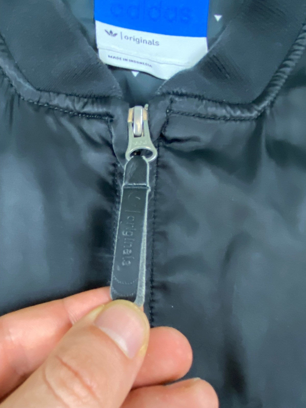 Vintage Adidas Bomberjacke Schwarz XL - Basic Leichte Herren Jacke Vintage Klamotten, Secondhand Klamotten, Retro Mode, Nachhaltige Mode, Einzigartige Stücke, Zeitlose Mode, Umweltfreundliche Kleidung, Stilvolle Secondhand Mode, Hochwertige Vintage Kleidung