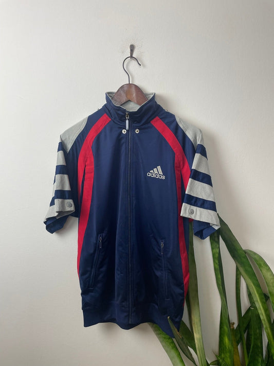 Vintage Adidas Dünne Trainingsjacke T-Shirt Blau/Rot/Grau M - Retro Damen T-Shirt-Jacke mit Backprint Vintage Klamotten, Secondhand Klamotten, Retro Mode, Nachhaltige Mode, Einzigartige Stücke, Zeitlose Mode, Umweltfreundliche Kleidung, Stilvolle Secondhand Mode, Hochwertige Vintage Kleidung