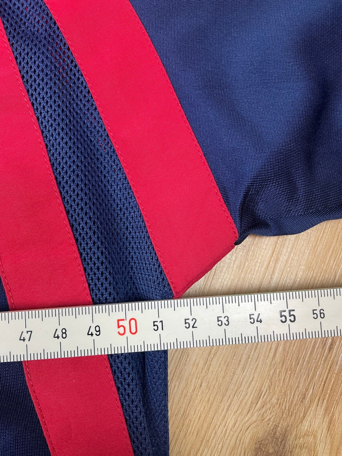 Vintage Adidas Dünne Trainingsjacke T-Shirt Blau/Rot/Grau M - Retro Damen T-Shirt-Jacke mit Backprint Vintage Klamotten, Secondhand Klamotten, Retro Mode, Nachhaltige Mode, Einzigartige Stücke, Zeitlose Mode, Umweltfreundliche Kleidung, Stilvolle Secondhand Mode, Hochwertige Vintage Kleidung