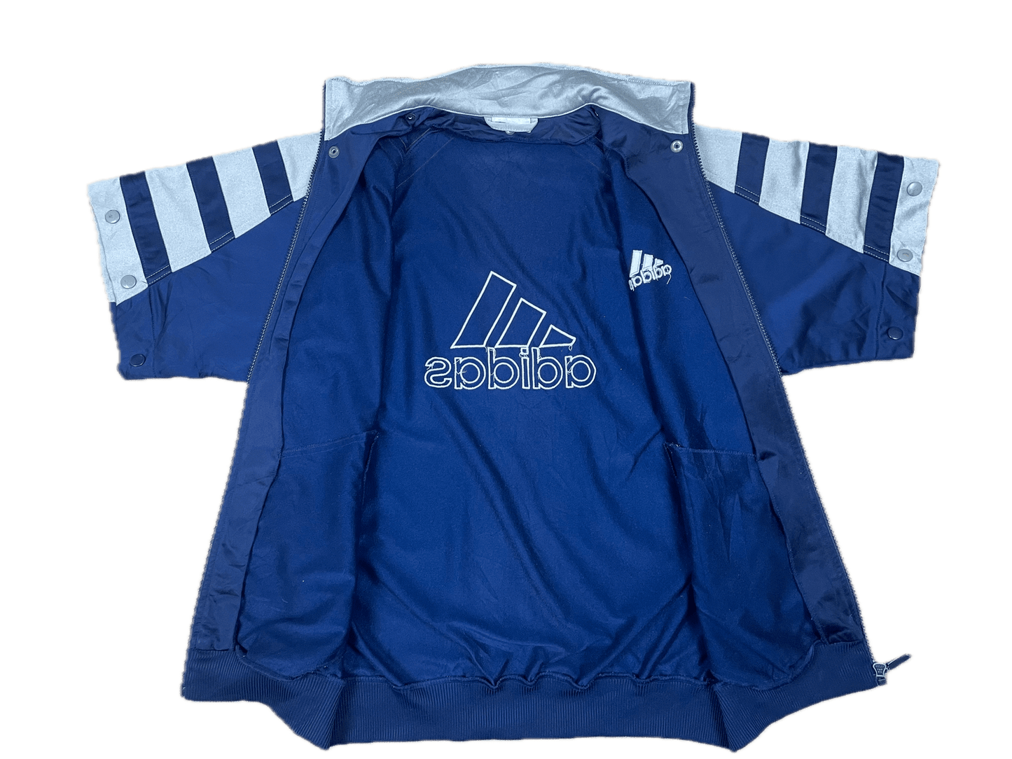 Vintage Adidas Dünne Trainingsjacke T-Shirt Blau/Rot/Grau M - Retro Damen T-Shirt-Jacke mit Backprint Vintage Klamotten, Secondhand Klamotten, Retro Mode, Nachhaltige Mode, Einzigartige Stücke, Zeitlose Mode, Umweltfreundliche Kleidung, Stilvolle Secondhand Mode, Hochwertige Vintage Kleidung