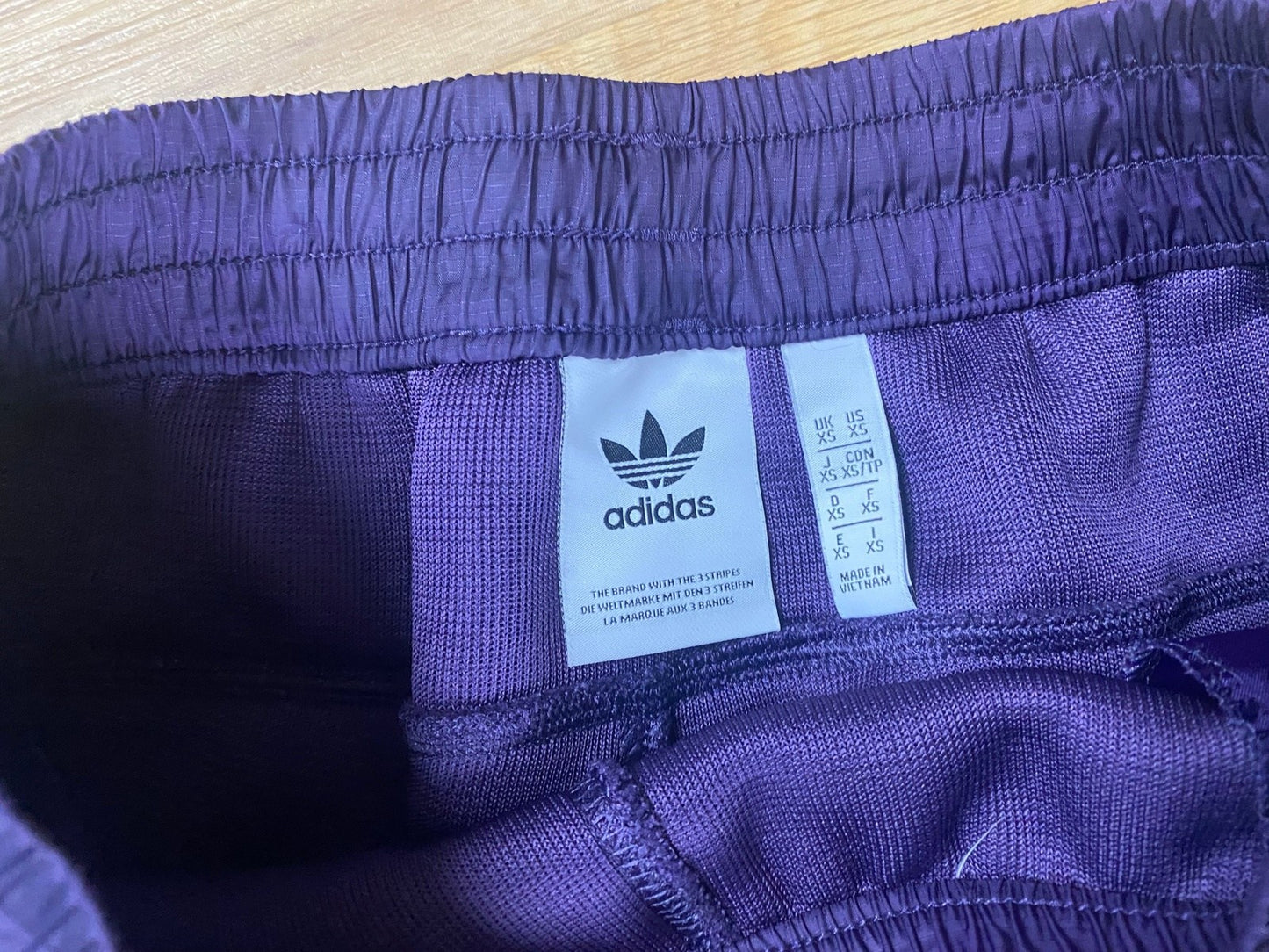 Vintage Adidas Fleece Jogginghose Lila XS - Schicke und Beqeume Damen Sporthose Vintage Klamotten, Secondhand Klamotten, Retro Mode, Nachhaltige Mode, Einzigartige Stücke, Zeitlose Mode, Umweltfreundliche Kleidung, Stilvolle Secondhand Mode, Hochwertige Vintage Kleidung