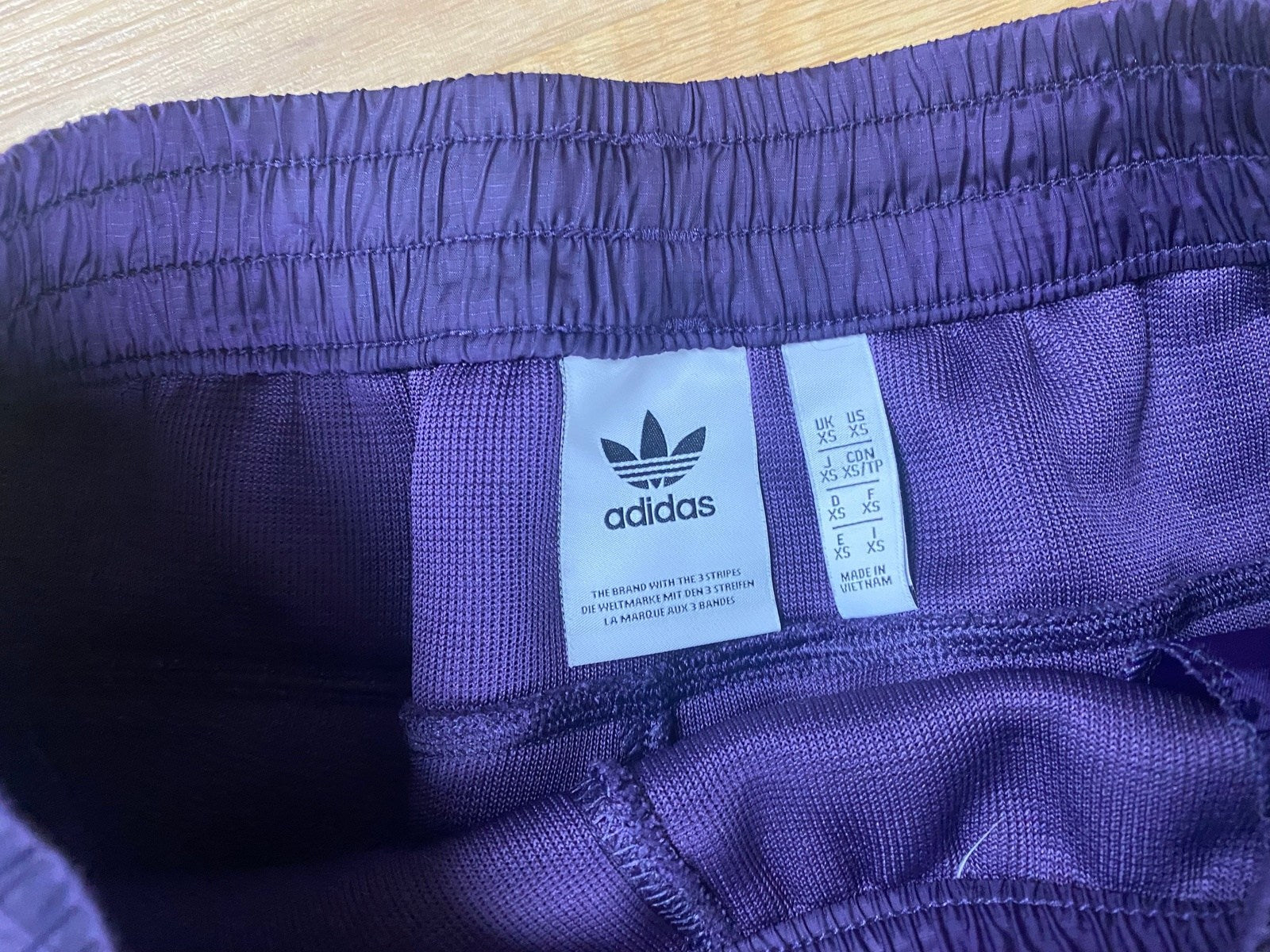 Vintage Adidas Fleece Jogginghose Lila XS - Schicke und Beqeume Damen Sporthose Vintage Klamotten, Secondhand Klamotten, Retro Mode, Nachhaltige Mode, Einzigartige Stücke, Zeitlose Mode, Umweltfreundliche Kleidung, Stilvolle Secondhand Mode, Hochwertige Vintage Kleidung