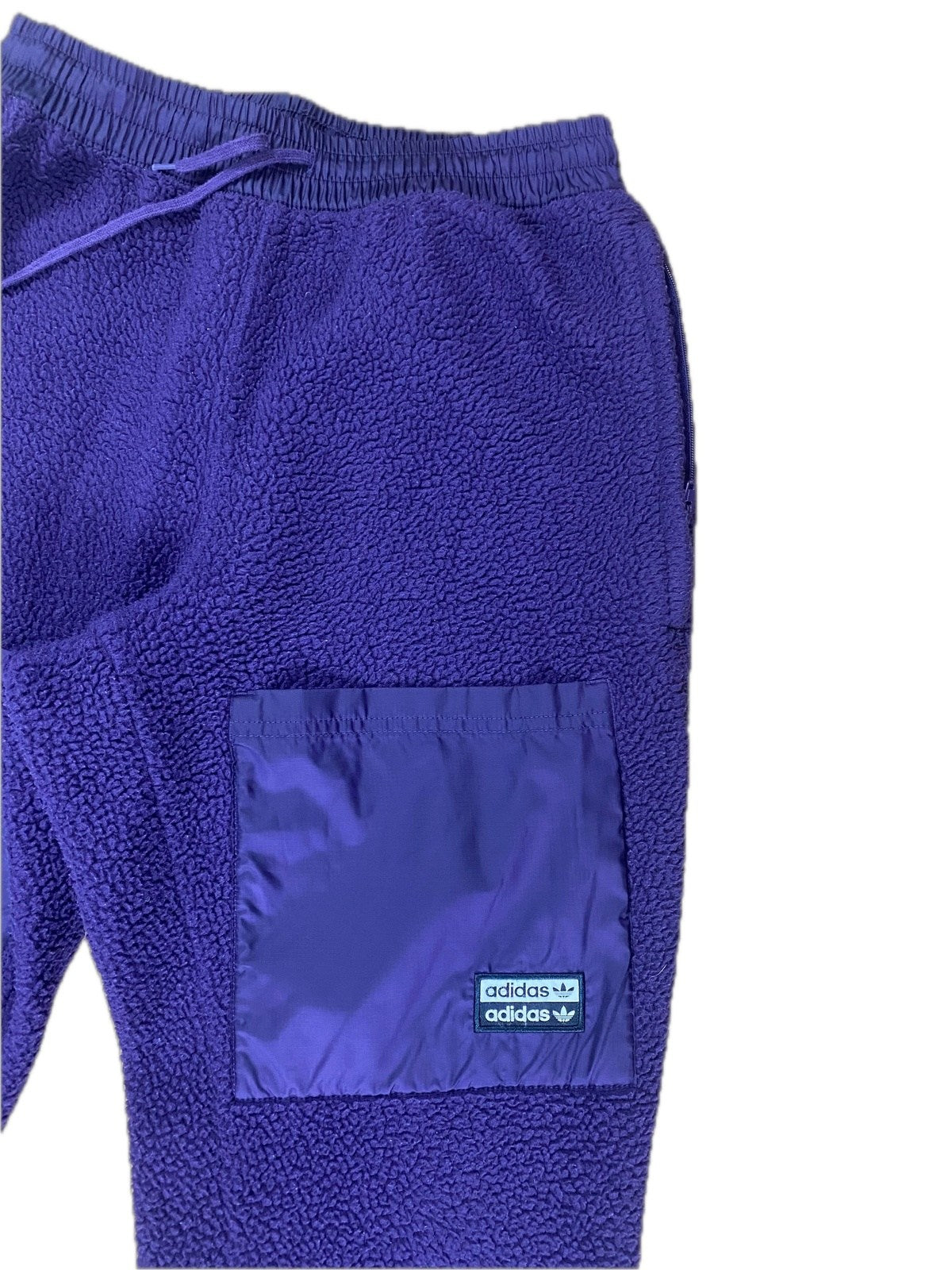 Vintage Adidas Fleece Jogginghose Lila XS - Schicke und Beqeume Damen Sporthose Vintage Klamotten, Secondhand Klamotten, Retro Mode, Nachhaltige Mode, Einzigartige Stücke, Zeitlose Mode, Umweltfreundliche Kleidung, Stilvolle Secondhand Mode, Hochwertige Vintage Kleidung
