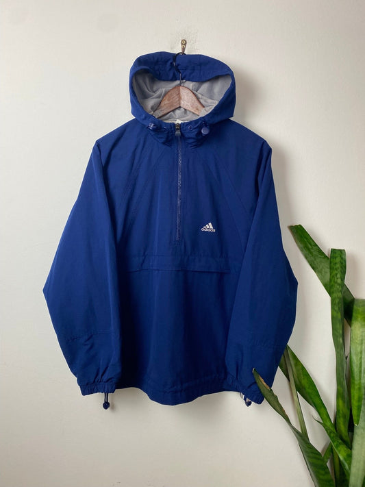 Vintage Adidas Half-Zip Überziehjacke Blau M - Sportliche Leichte Herren Jacke Vintage Klamotten, Secondhand Klamotten, Retro Mode, Nachhaltige Mode, Einzigartige Stücke, Zeitlose Mode, Umweltfreundliche Kleidung, Stilvolle Secondhand Mode, Hochwertige Vintage Kleidung
