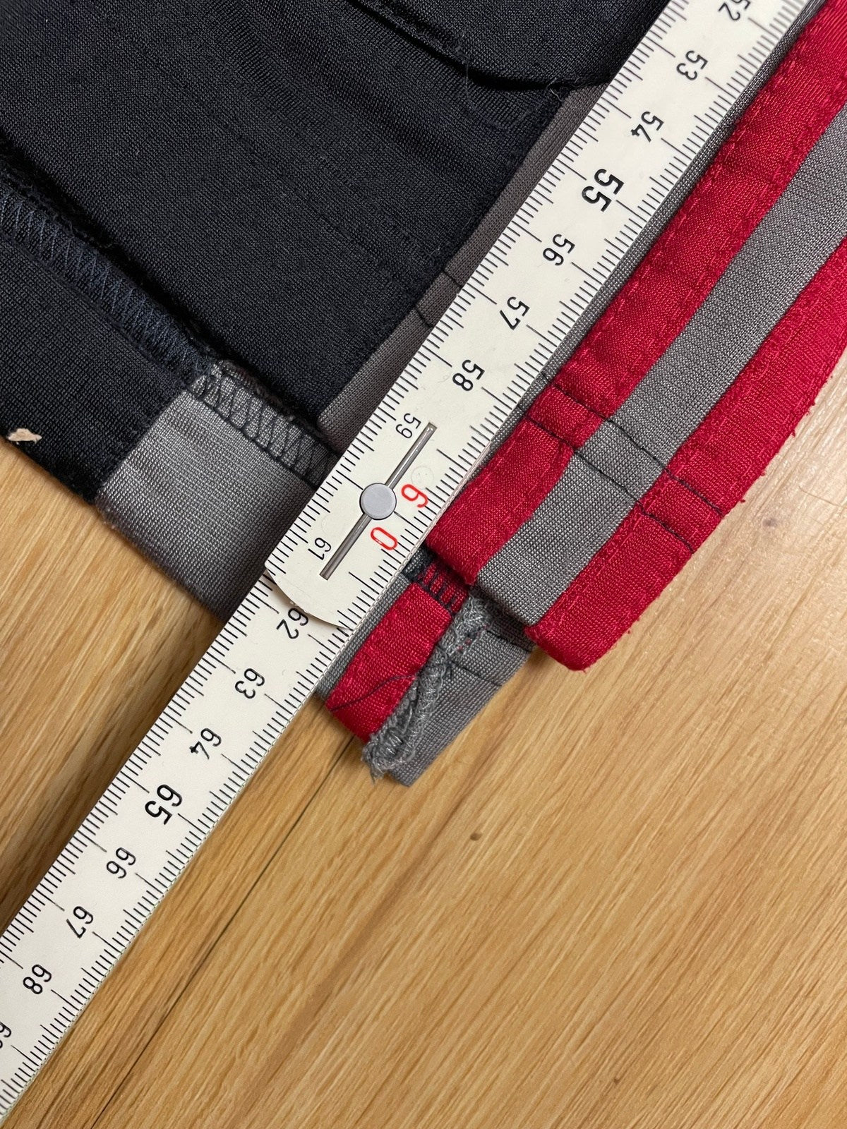Vintage Adidas Jacke mit abnehmbaren Ärmeln / Weste 2 in 1 Schwarz/Grau M - Retro Damen Jacke & Weste Vintage Klamotten, Secondhand Klamotten, Retro Mode, Nachhaltige Mode, Einzigartige Stücke, Zeitlose Mode, Umweltfreundliche Kleidung, Stilvolle Secondhand Mode, Hochwertige Vintage Kleidung