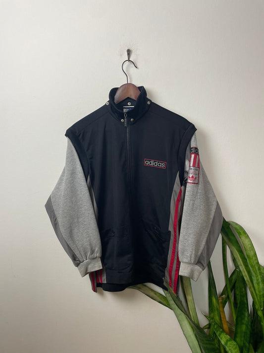 Vintage Adidas Jacke mit abnehmbaren Ärmeln / Weste 2 in 1 Schwarz/Grau M - Retro Damen Jacke & Weste Vintage Klamotten, Secondhand Klamotten, Retro Mode, Nachhaltige Mode, Einzigartige Stücke, Zeitlose Mode, Umweltfreundliche Kleidung, Stilvolle Secondhand Mode, Hochwertige Vintage Kleidung
