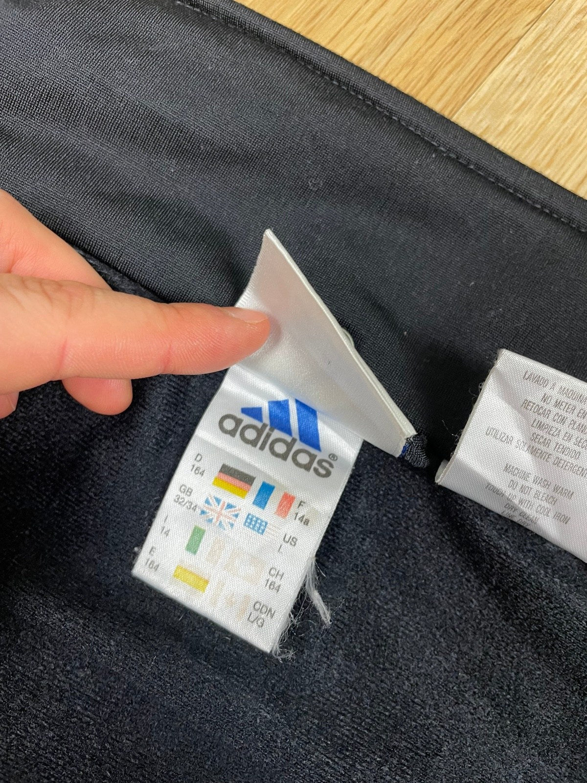 Vintage Adidas Jacke mit abnehmbaren Ärmeln / Weste 2 in 1 Schwarz/Grau M - Retro Damen Jacke & Weste Vintage Klamotten, Secondhand Klamotten, Retro Mode, Nachhaltige Mode, Einzigartige Stücke, Zeitlose Mode, Umweltfreundliche Kleidung, Stilvolle Secondhand Mode, Hochwertige Vintage Kleidung
