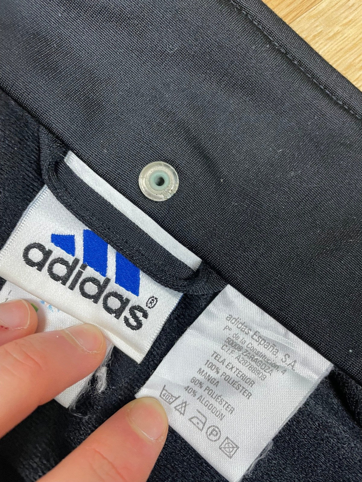 Vintage Adidas Jacke mit abnehmbaren Ärmeln / Weste 2 in 1 Schwarz/Grau M - Retro Damen Jacke & Weste Vintage Klamotten, Secondhand Klamotten, Retro Mode, Nachhaltige Mode, Einzigartige Stücke, Zeitlose Mode, Umweltfreundliche Kleidung, Stilvolle Secondhand Mode, Hochwertige Vintage Kleidung