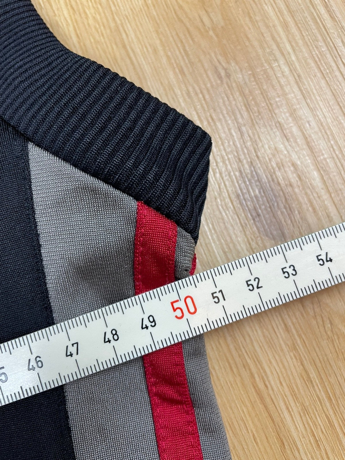 Vintage Adidas Jacke mit abnehmbaren Ärmeln / Weste 2 in 1 Schwarz/Grau M - Retro Damen Jacke & Weste Vintage Klamotten, Secondhand Klamotten, Retro Mode, Nachhaltige Mode, Einzigartige Stücke, Zeitlose Mode, Umweltfreundliche Kleidung, Stilvolle Secondhand Mode, Hochwertige Vintage Kleidung