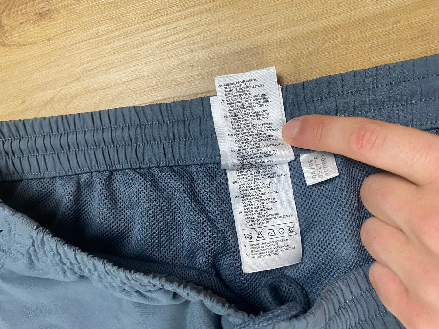 Vintage Adidas Jogginghose Grau XL - Bequeme und Funktionale Jogginghose Vintage Klamotten, Secondhand Klamotten, Retro Mode, Nachhaltige Mode, Einzigartige Stücke, Zeitlose Mode, Umweltfreundliche Kleidung, Stilvolle Secondhand Mode, Hochwertige Vintage Kleidung