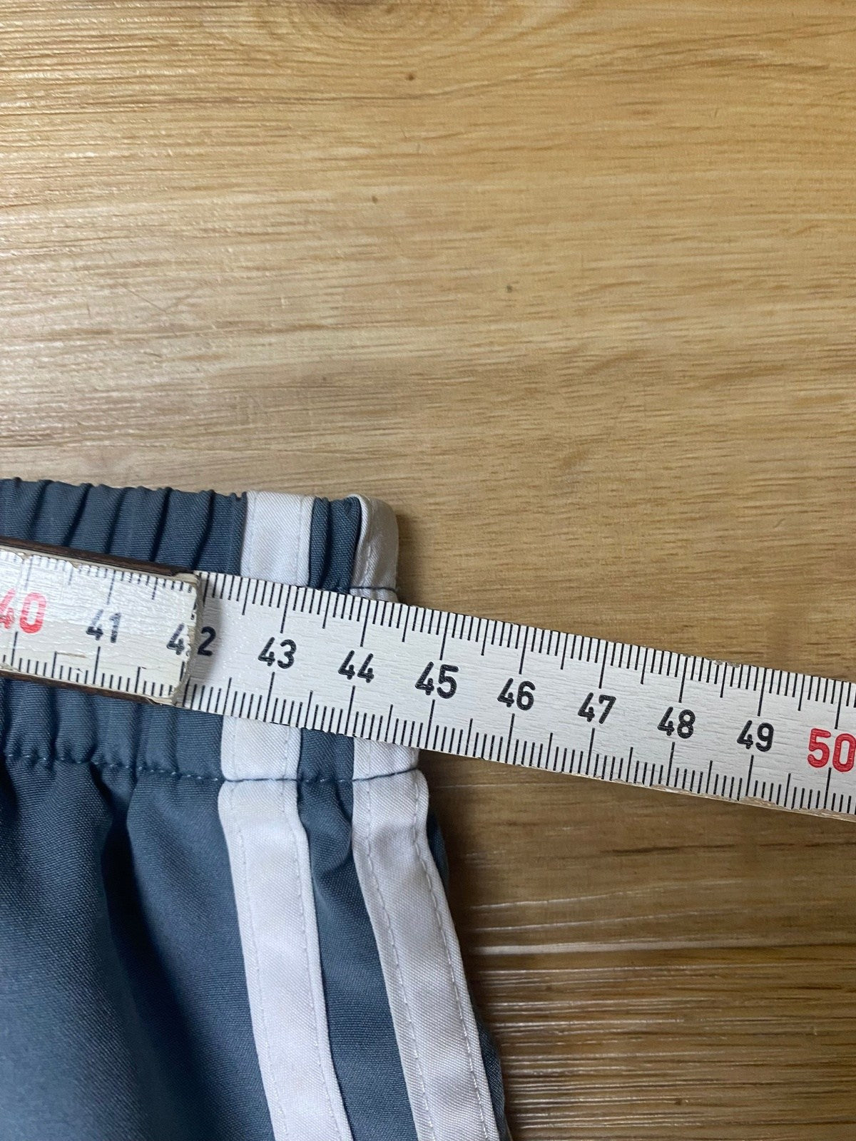 Vintage Adidas Jogginghose Grau XL - Bequeme und Funktionale Jogginghose Vintage Klamotten, Secondhand Klamotten, Retro Mode, Nachhaltige Mode, Einzigartige Stücke, Zeitlose Mode, Umweltfreundliche Kleidung, Stilvolle Secondhand Mode, Hochwertige Vintage Kleidung